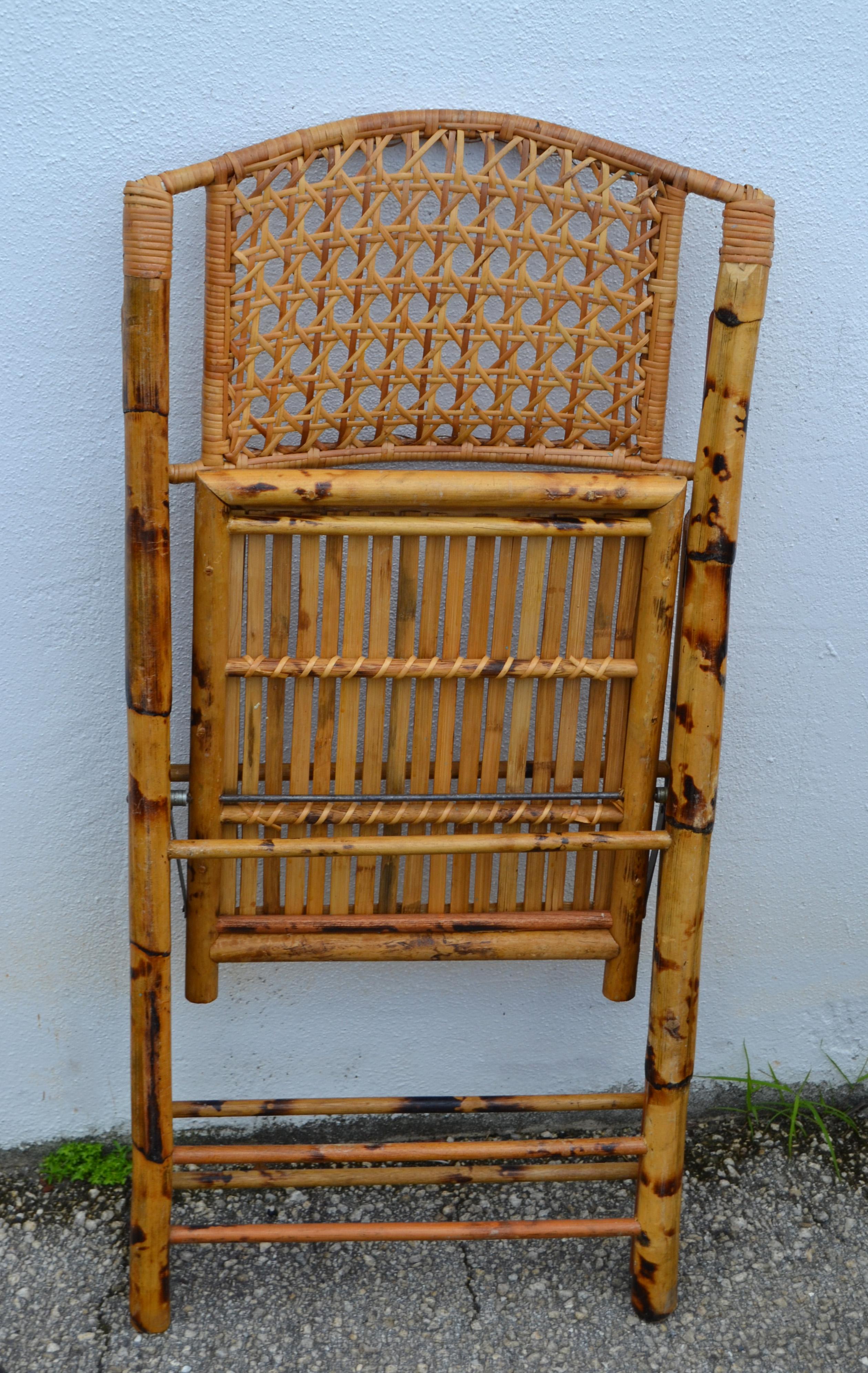 Set de 11 sillas plegables de bambú Tigre Quemado, de los años 70 Bohemian Chic Bambú en venta