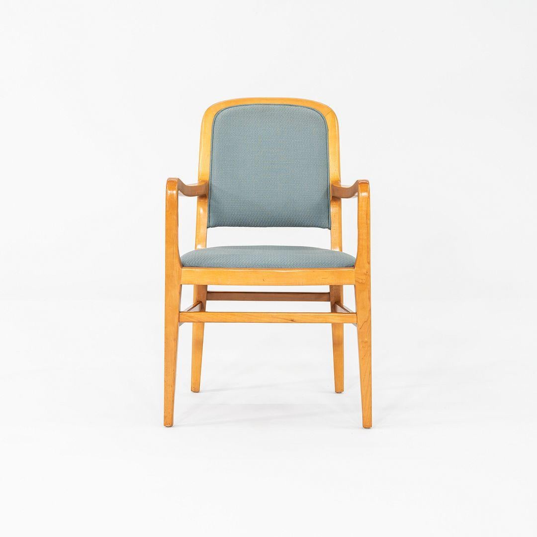 Il s'agit d'un ensemble de douze chaises de salle à manger avec accoudoirs, conçues et produites par Jack Lenor Larsen dans les années 1970. Les chaises ont un cadre en érable massif et sont dotées d'une assise et d'un dossier rembourrés. Le tissu