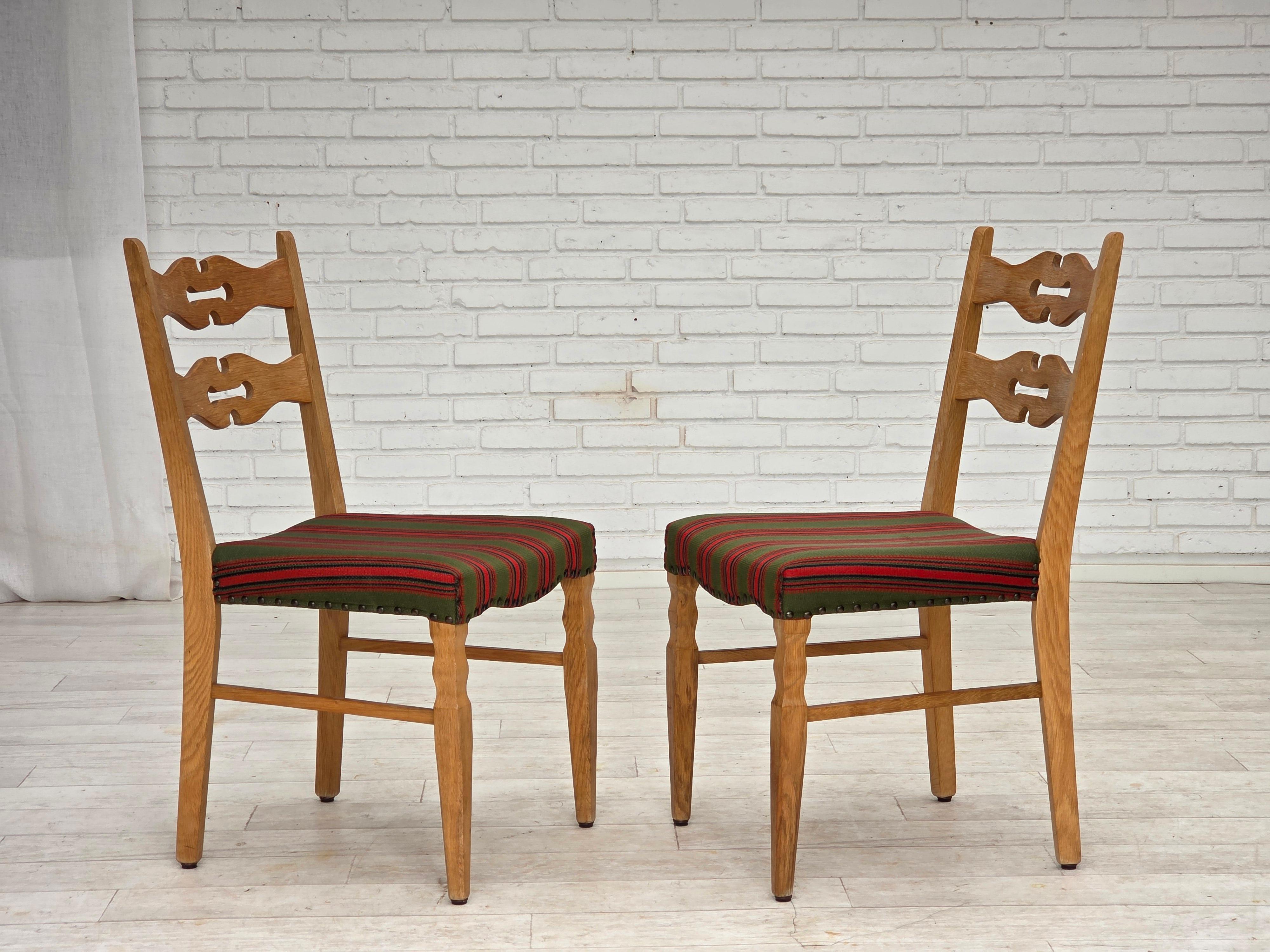 1970, ensemble de 2 chaises de salle à manger danoises. Meuble original en laine verte, en bois de chêne massif. Très bon état d'origine : pas d'odeurs, pas de taches et construction stable. Fabriqué par un fabricant de meubles danois dans les