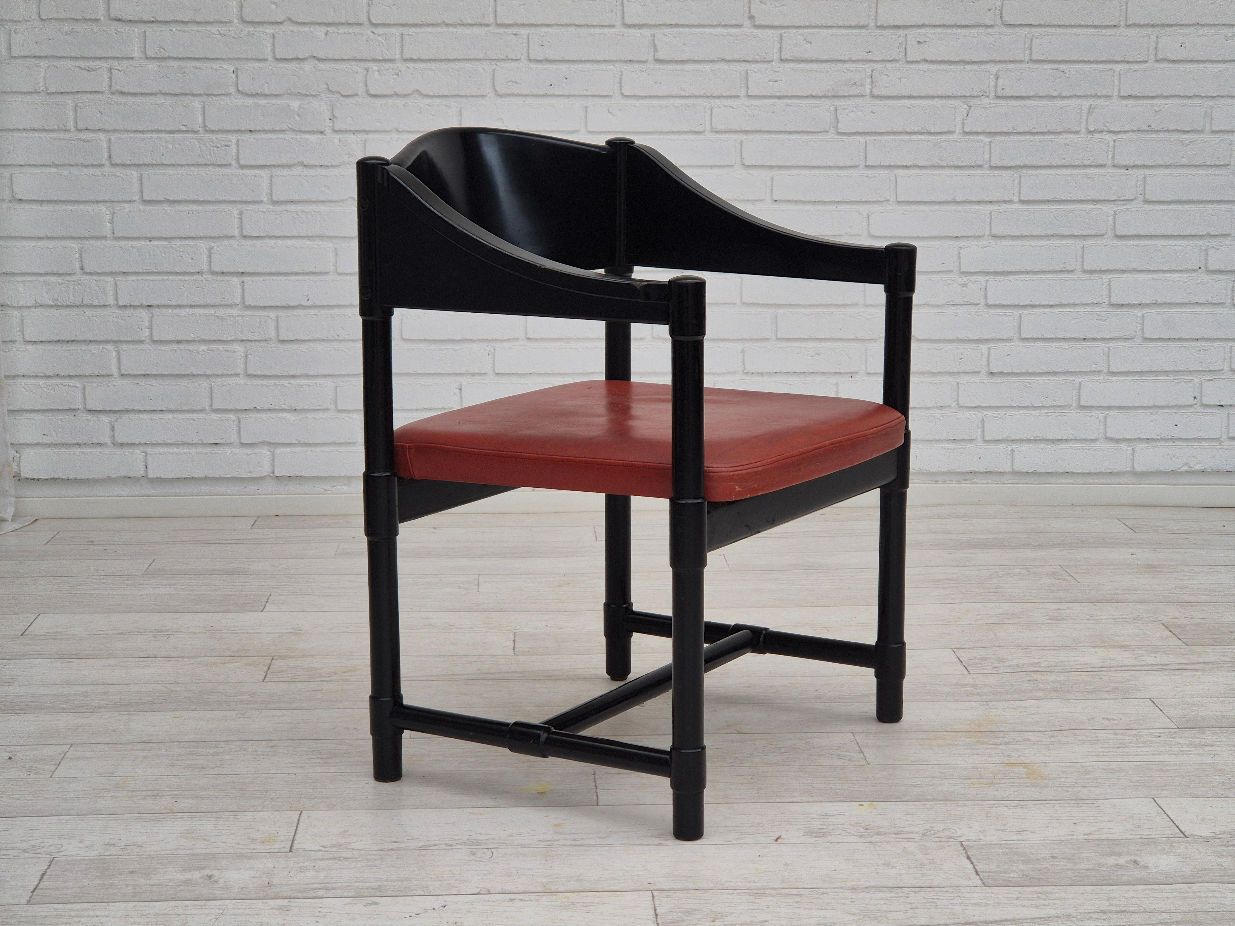 1970er Jahre, finnisches Design für Lepokalusto. Satz mit 2 Sesseln. Guter Originalzustand: keine Gerüche, keine Flecken. Schwarz lackiertes Birkenholz, braunes Leder. Hergestellt vom finnischen Möbelhersteller Lepokalusto in den 1970-75er Jahren.