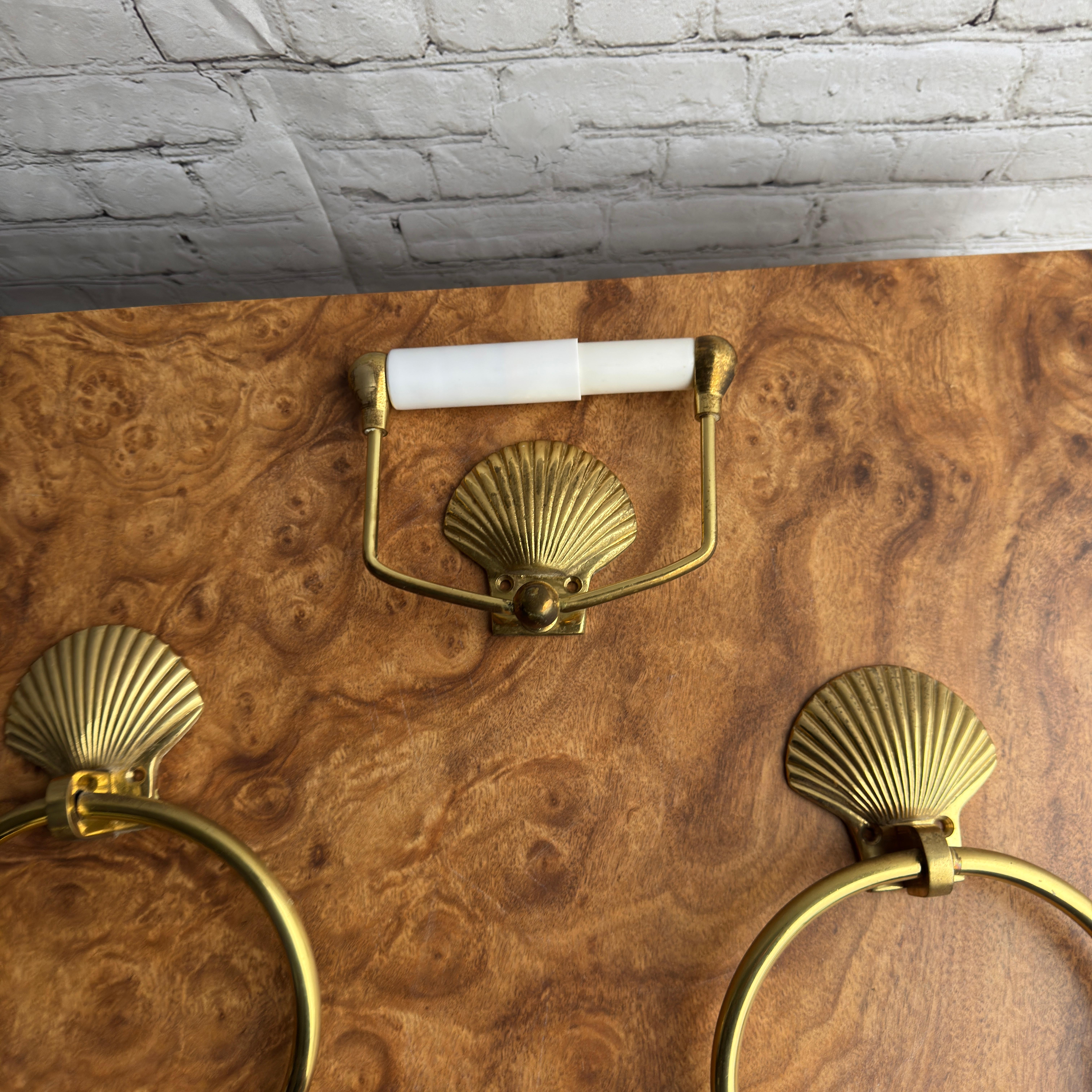 1970s Set of 3 Brass Shell Motif Towel Rings (Pair) and Toilet Paper Roll Holder In Good Condition For Sale In Cordova, SC