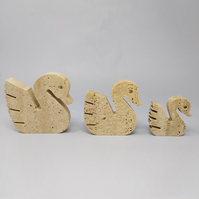 1970s Set of 3 original travertine Swans sculptures designed by F.lli Mannelli.
There is a series of 70s Mannelli modernist travertine animals but these swans in these dimensions are so rare, The items are in excellent conditions. Not easy to find