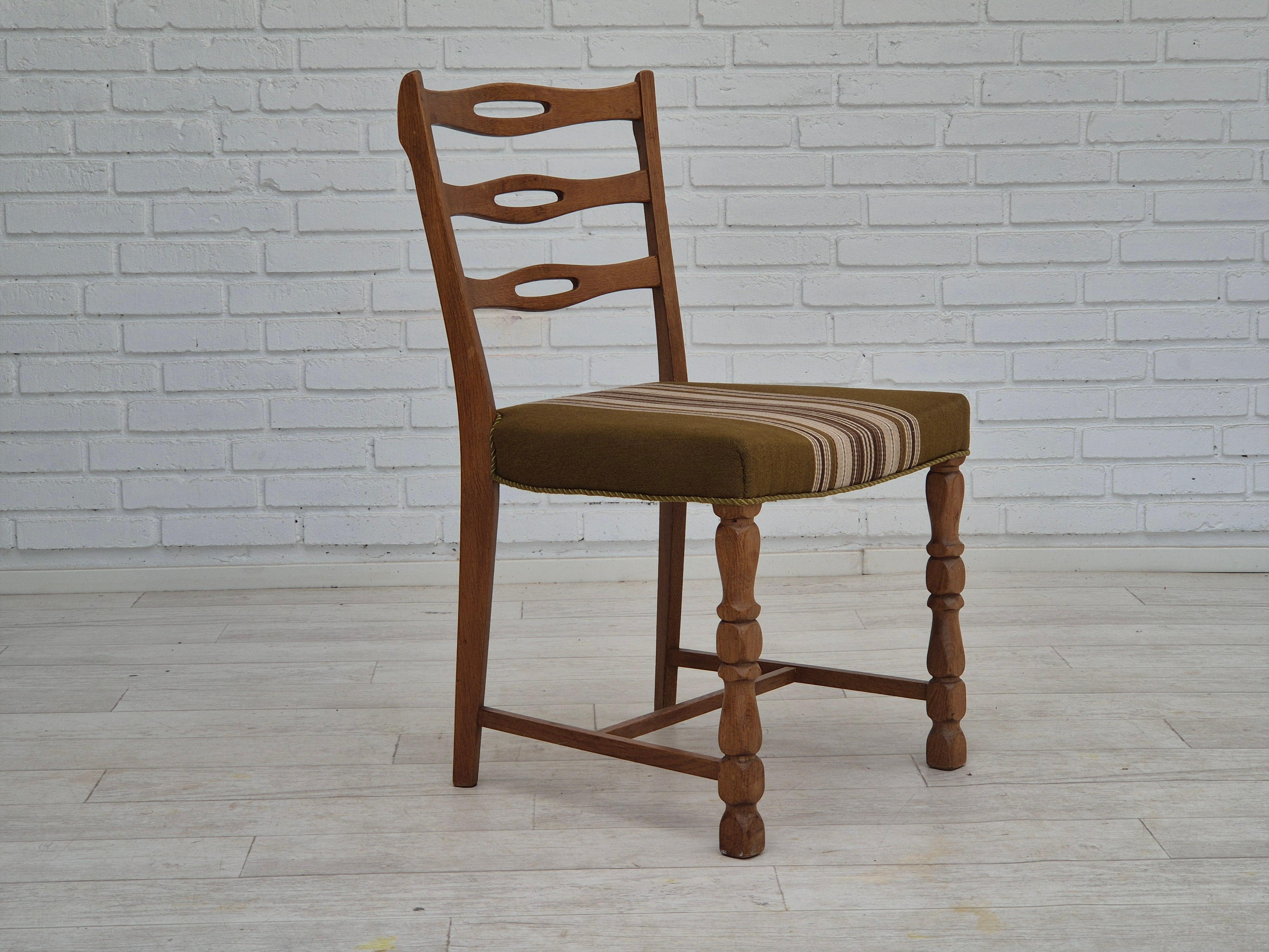 1970er Jahre, Satz dänischer Esszimmerstühle aus Eichenholz. Grüne Möbelwolle. Original sehr guter Zustand: keine Gerüche und keine Flecken. Hergestellt von einem dänischen Möbelhersteller etwa in den 1970er Jahren.