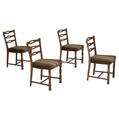 Années 1970, ensemble de 4 chaises de salle à manger danoises en bois de chêne, laine de meuble verte.