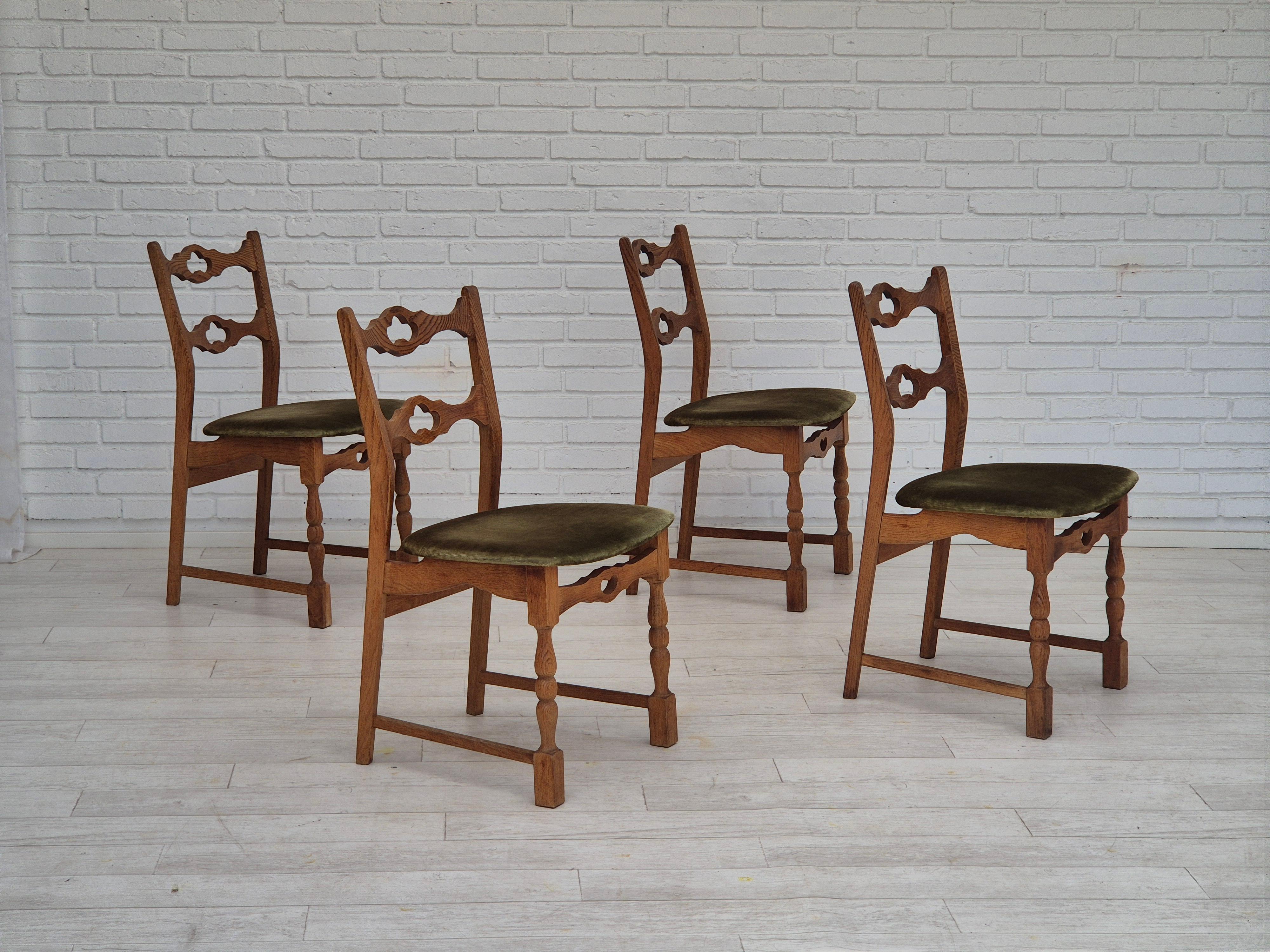 1970er Jahre, Satz dänischer Esszimmerstühle aus Eichenholz. Grüner Möbelvelours. Original sehr guter Zustand: keine Gerüche und keine Flecken. Hergestellt von einem dänischen Möbelhersteller etwa in den 1970er Jahren.