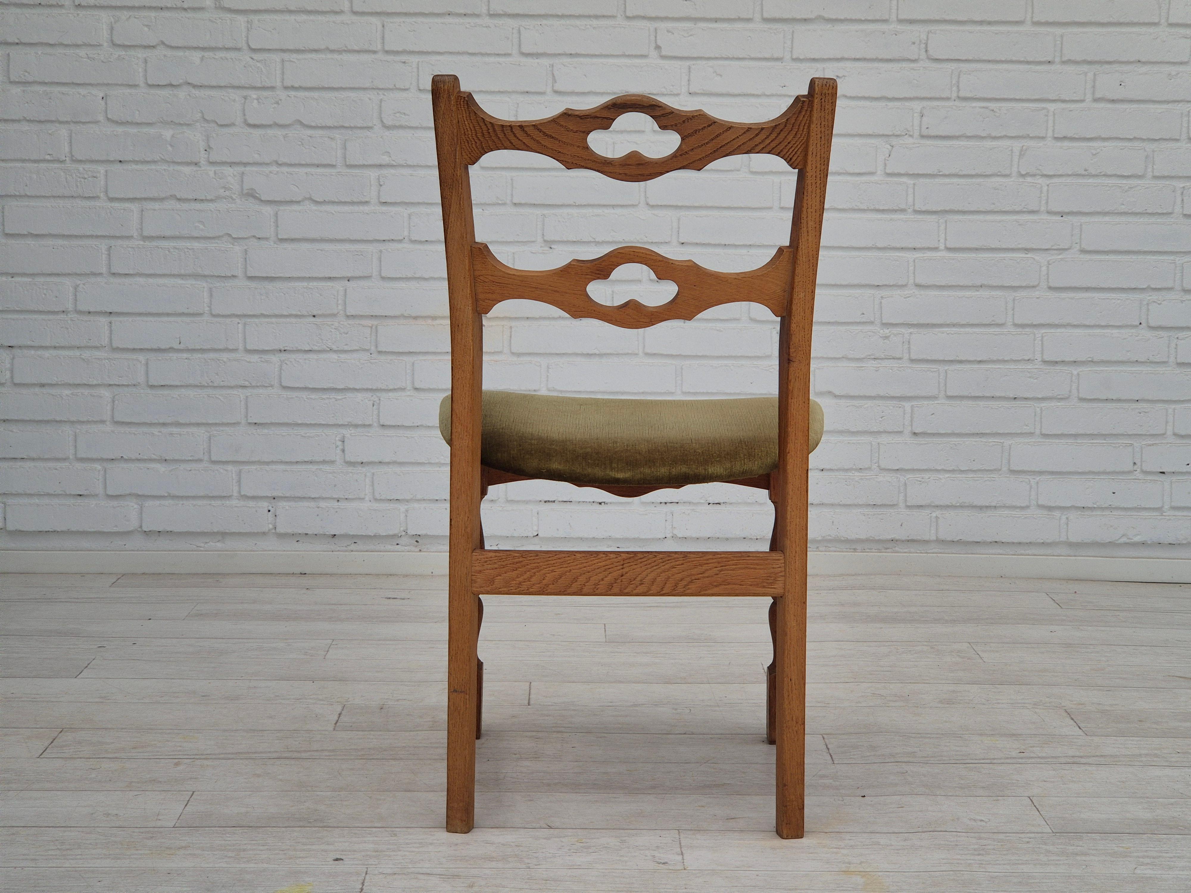 1970er Jahre, 4 dänische Esszimmerstühle, Originalzustand, Eichenholz. (Samt) im Angebot