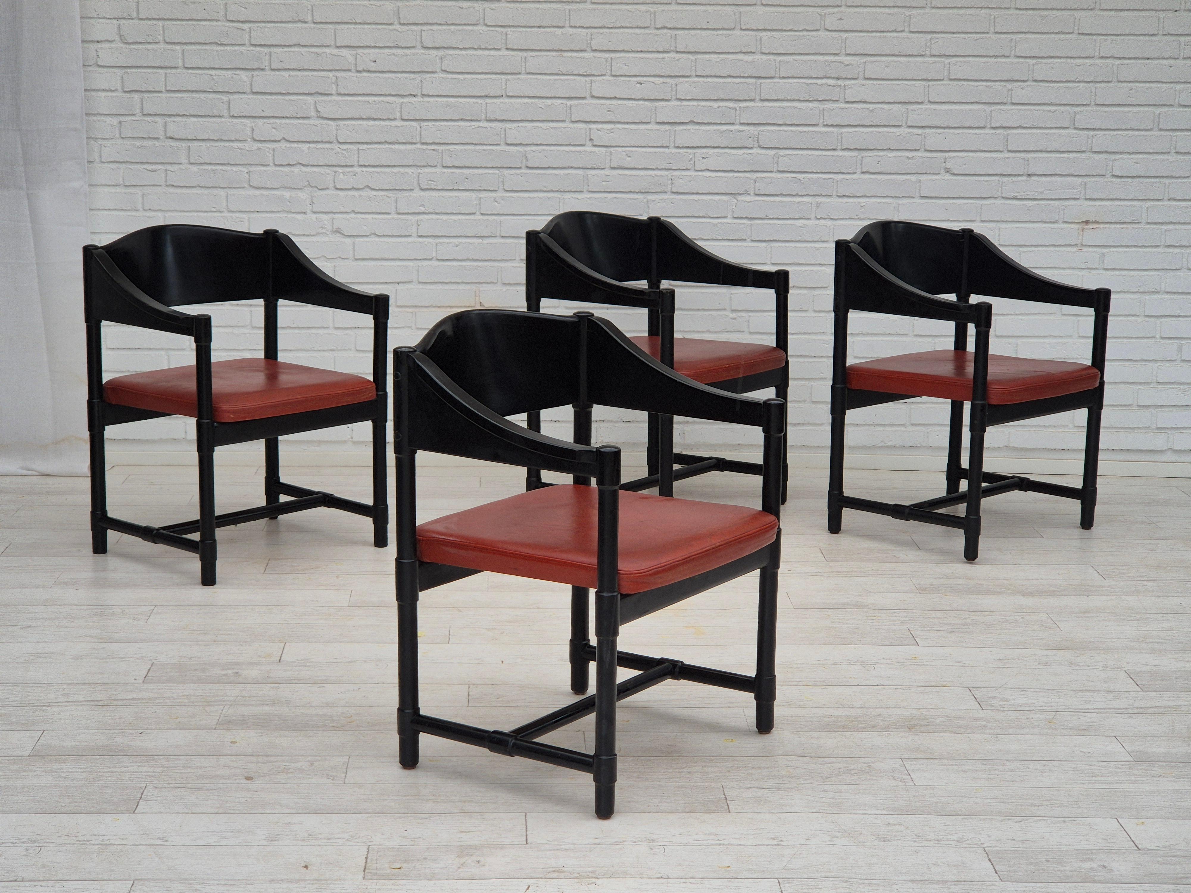 Años 70, diseño finlandés para Lepokalusto. Conjunto de 4 sillones. Buen estado original: sin olores ni manchas. Madera de abedul lacada en negro, cuero marrón. Fabricado por el fabricante de muebles finlandés Lepokalusto en torno a los años 1970-75.