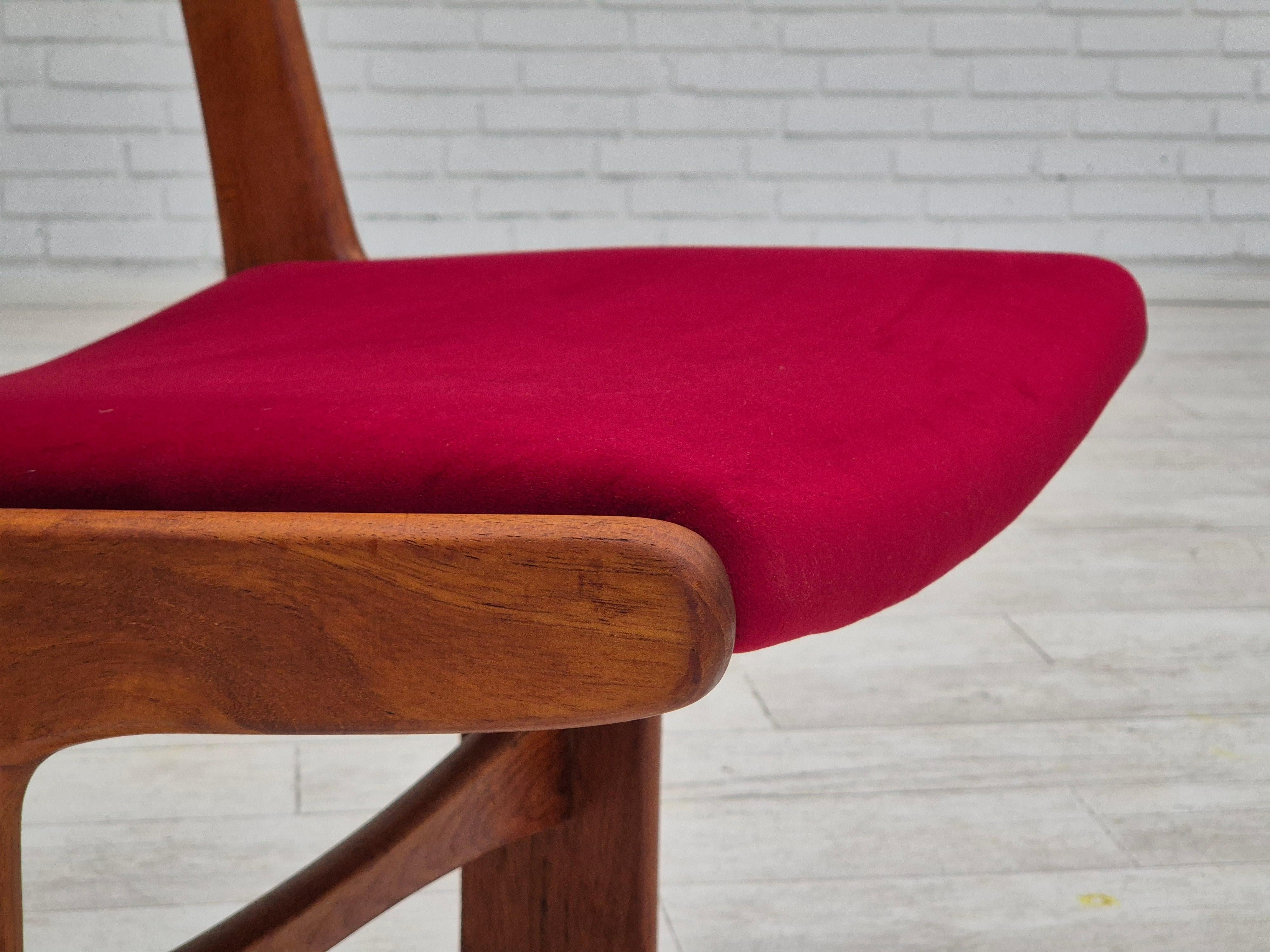 1970, ensemble de 4 chaises danoises retapissées, bois de teck, velours rouge cerise en vente 3