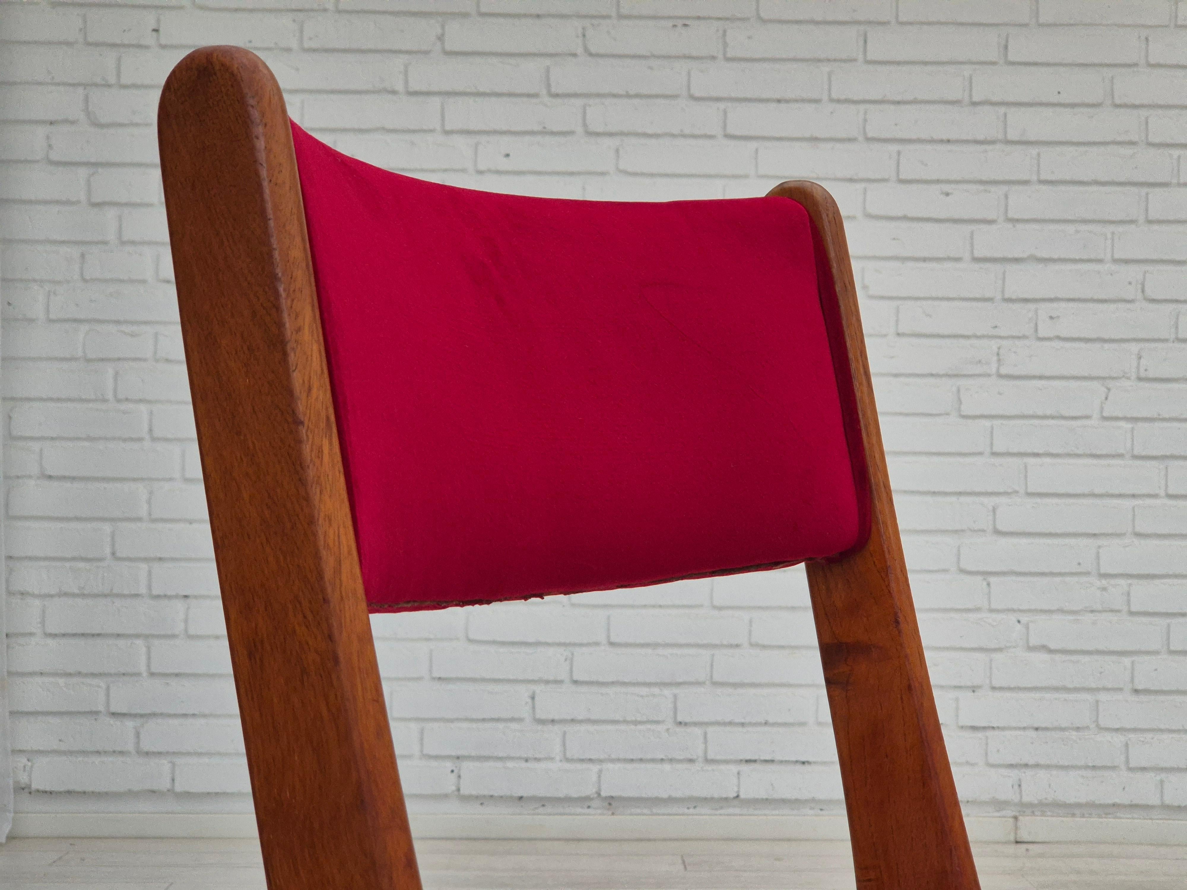 1970, ensemble de 4 chaises danoises retapissées, bois de teck, velours rouge cerise en vente 4