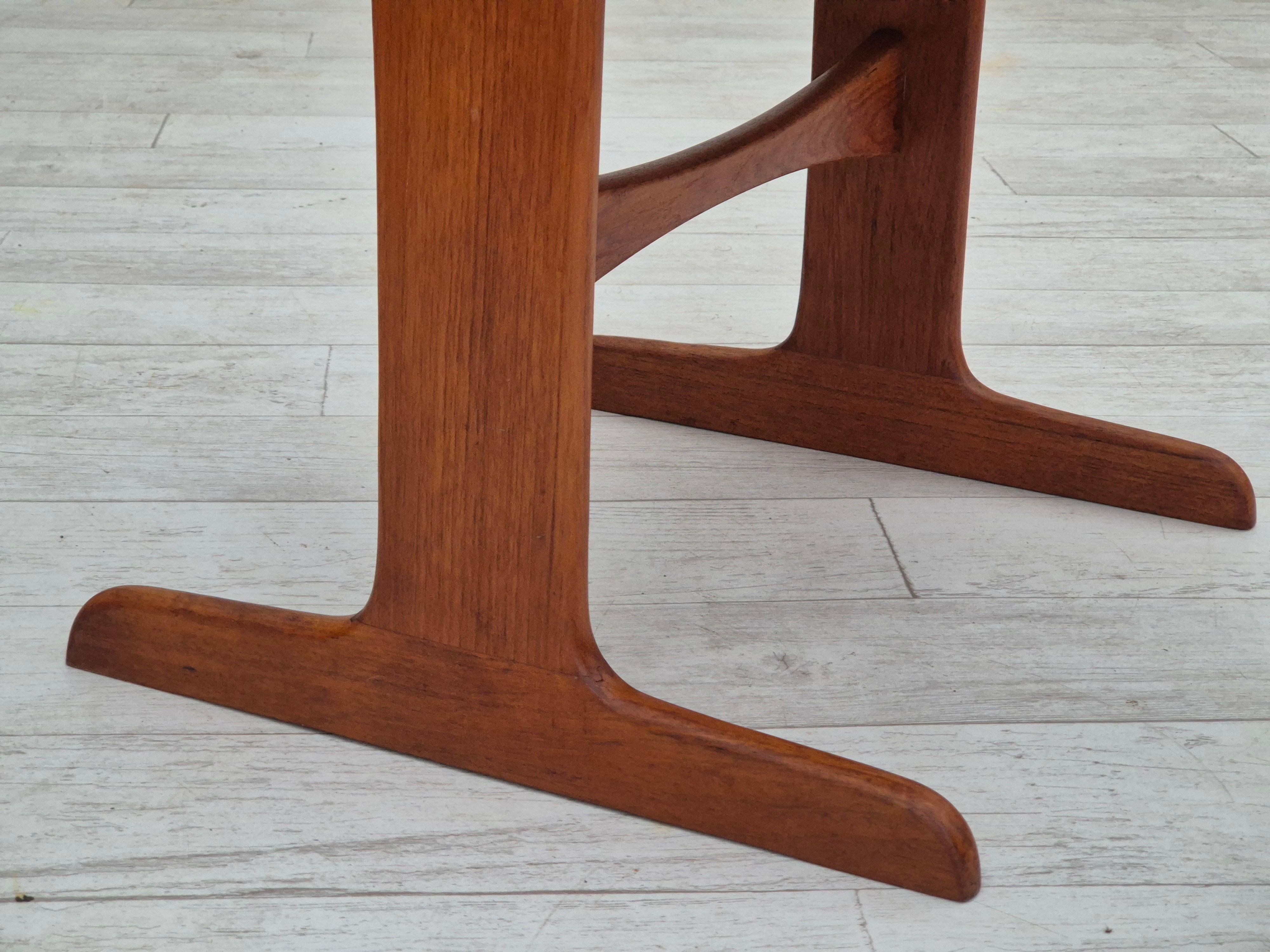1970s, set of 4 reupholstered Danish chairs, teak wood, cherry-red velour. For Sale 6
