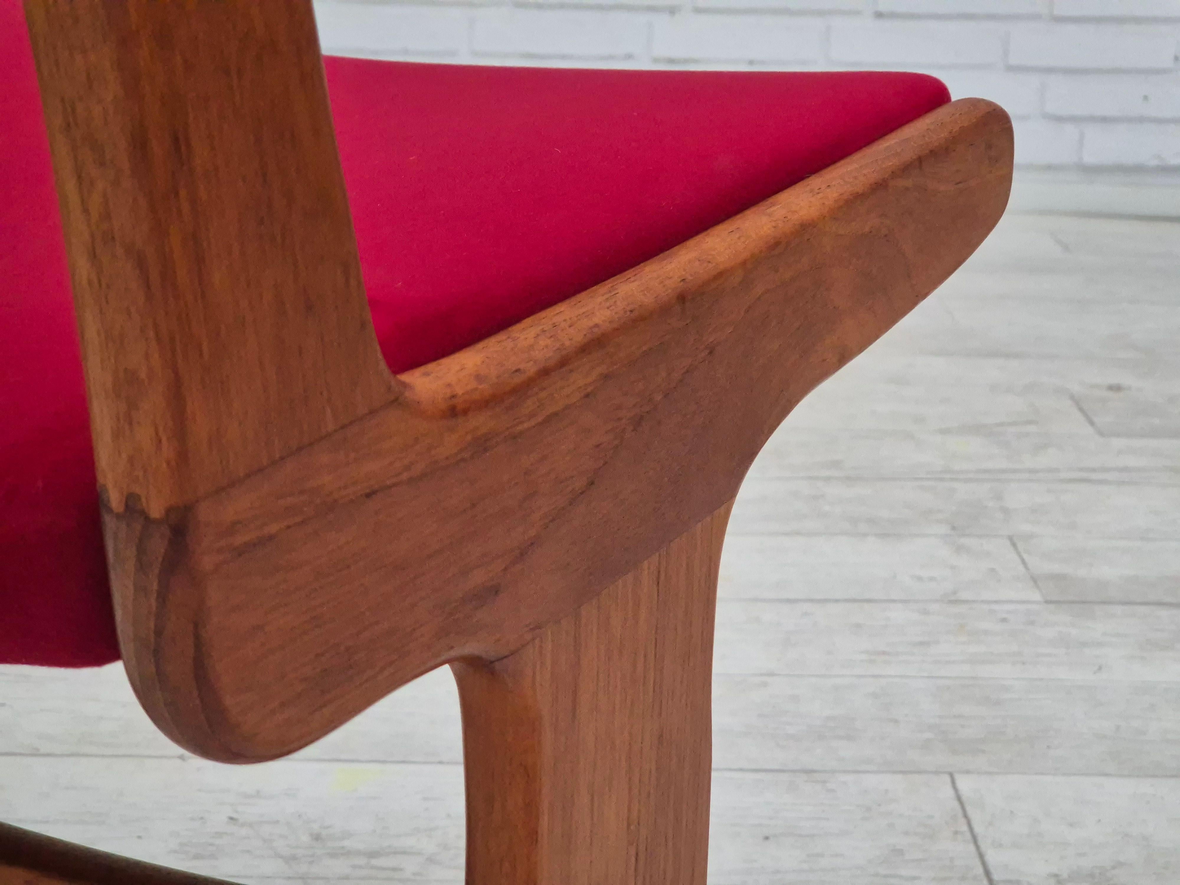 1970, ensemble de 4 chaises danoises retapissées, bois de teck, velours rouge cerise en vente 6