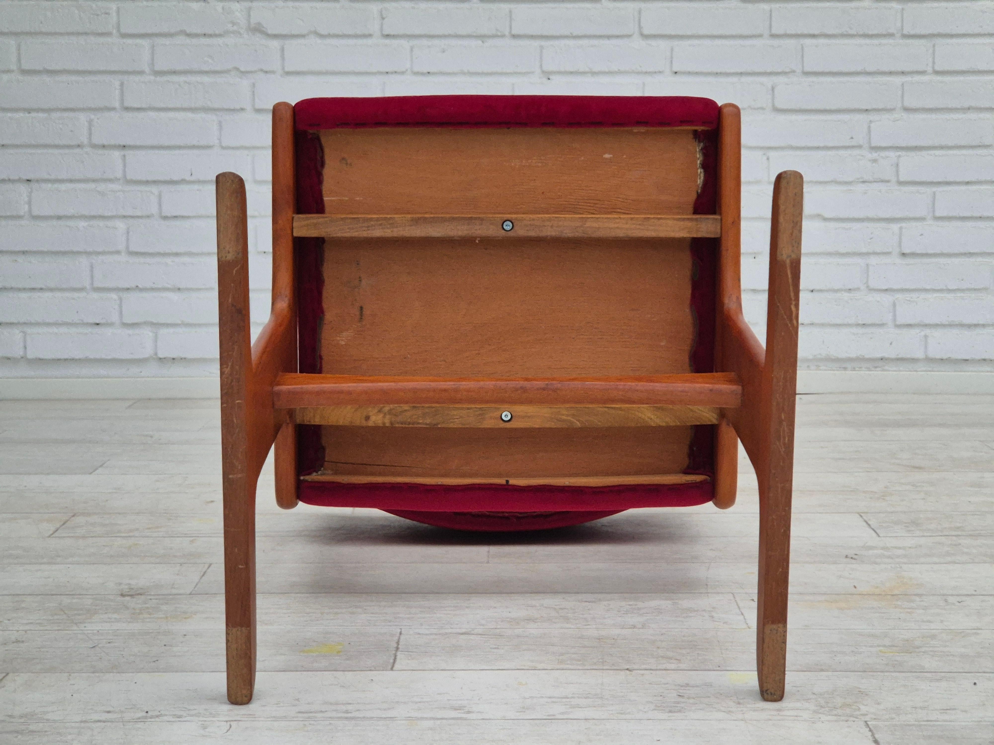 1970, ensemble de 4 chaises danoises retapissées, bois de teck, velours rouge cerise en vente 9