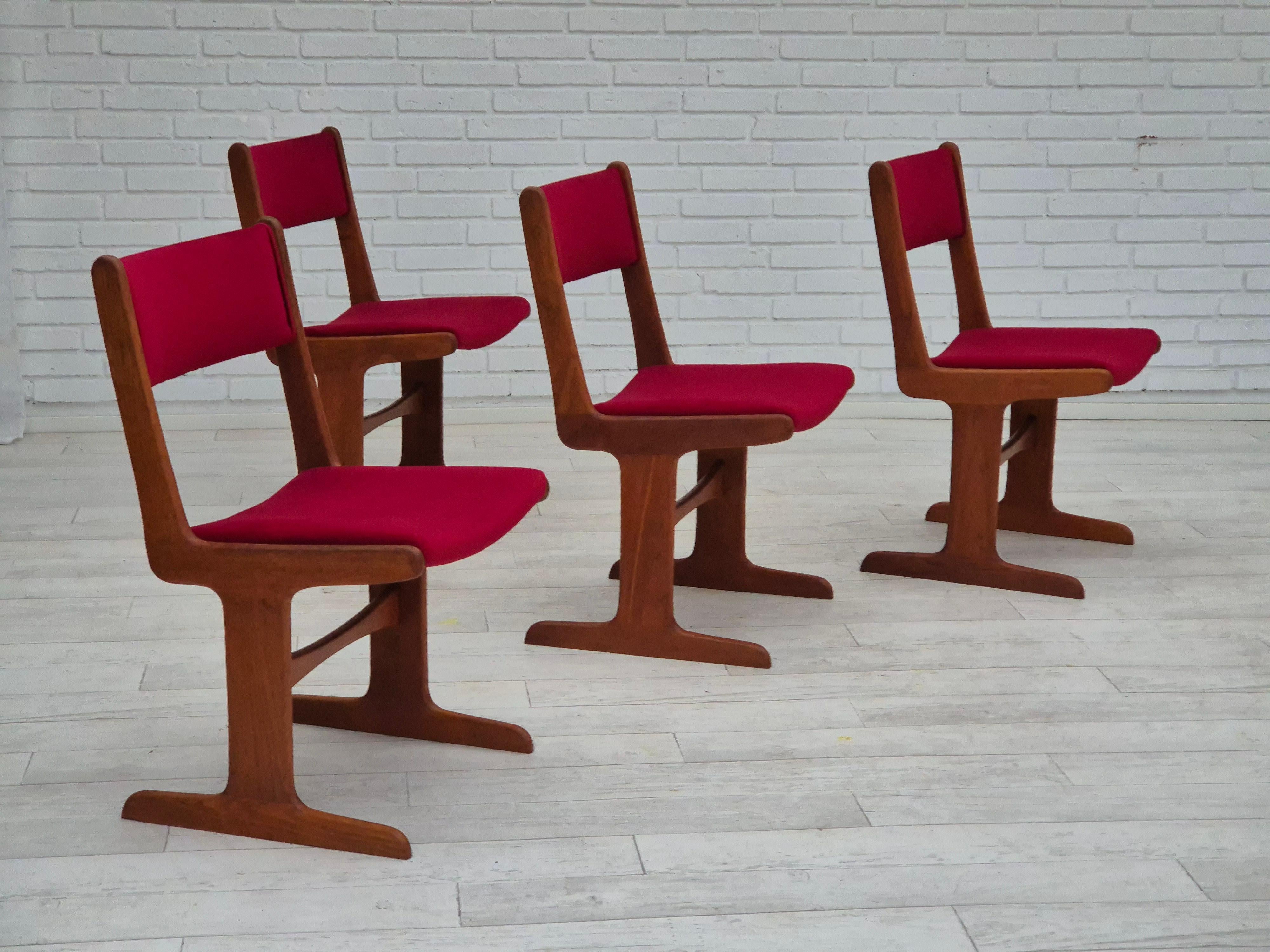 1970, ensemble de 4 chaises danoises rembourrées. Bois de teck rénové, velours d'ameublement rouge cerise. Fabriqué par le fabricant de meubles danois Farsø Møbelfabrik vers 1970. Rembourré par un artisan.