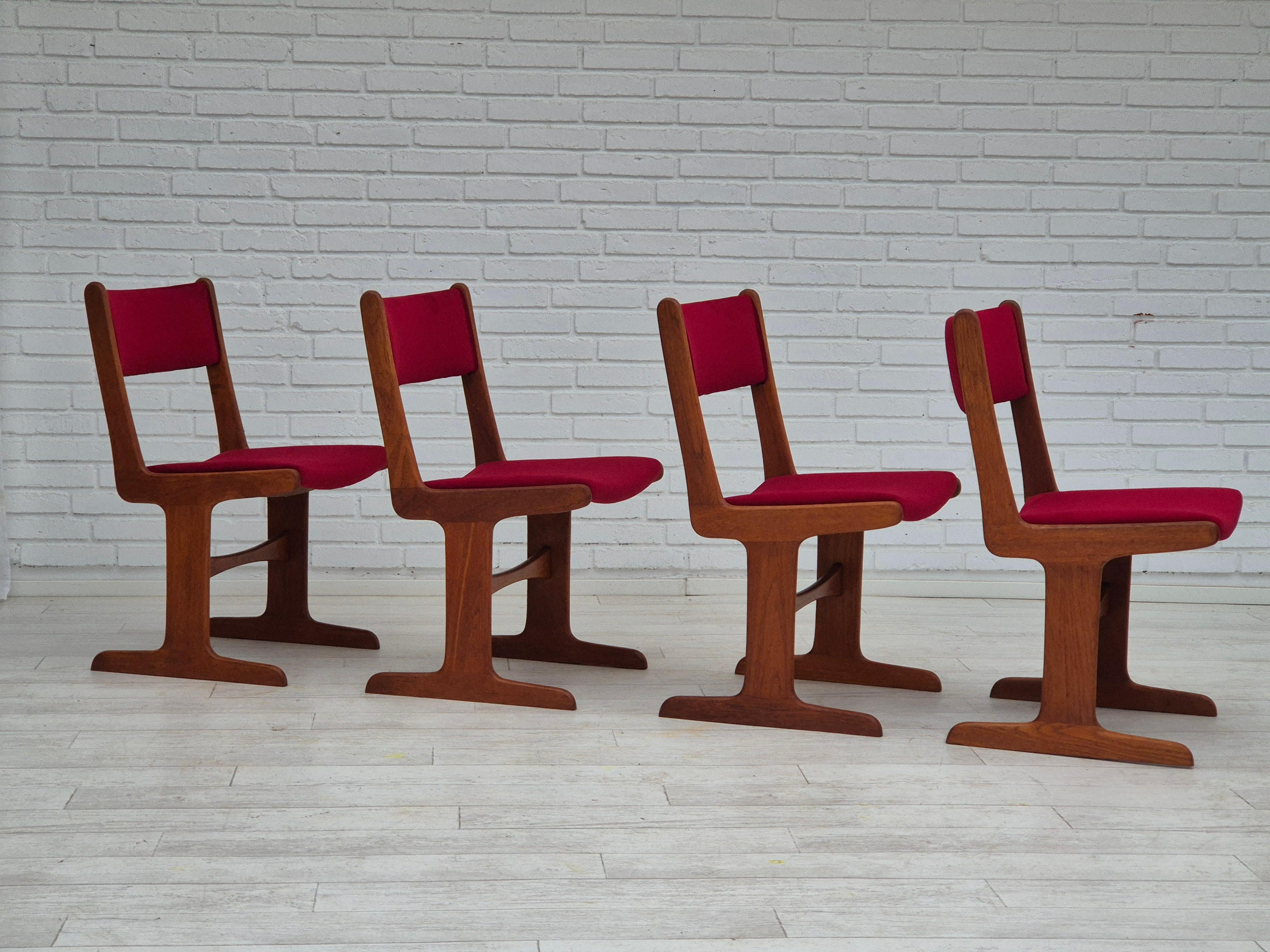 Scandinave moderne 1970, ensemble de 4 chaises danoises retapissées, bois de teck, velours rouge cerise en vente