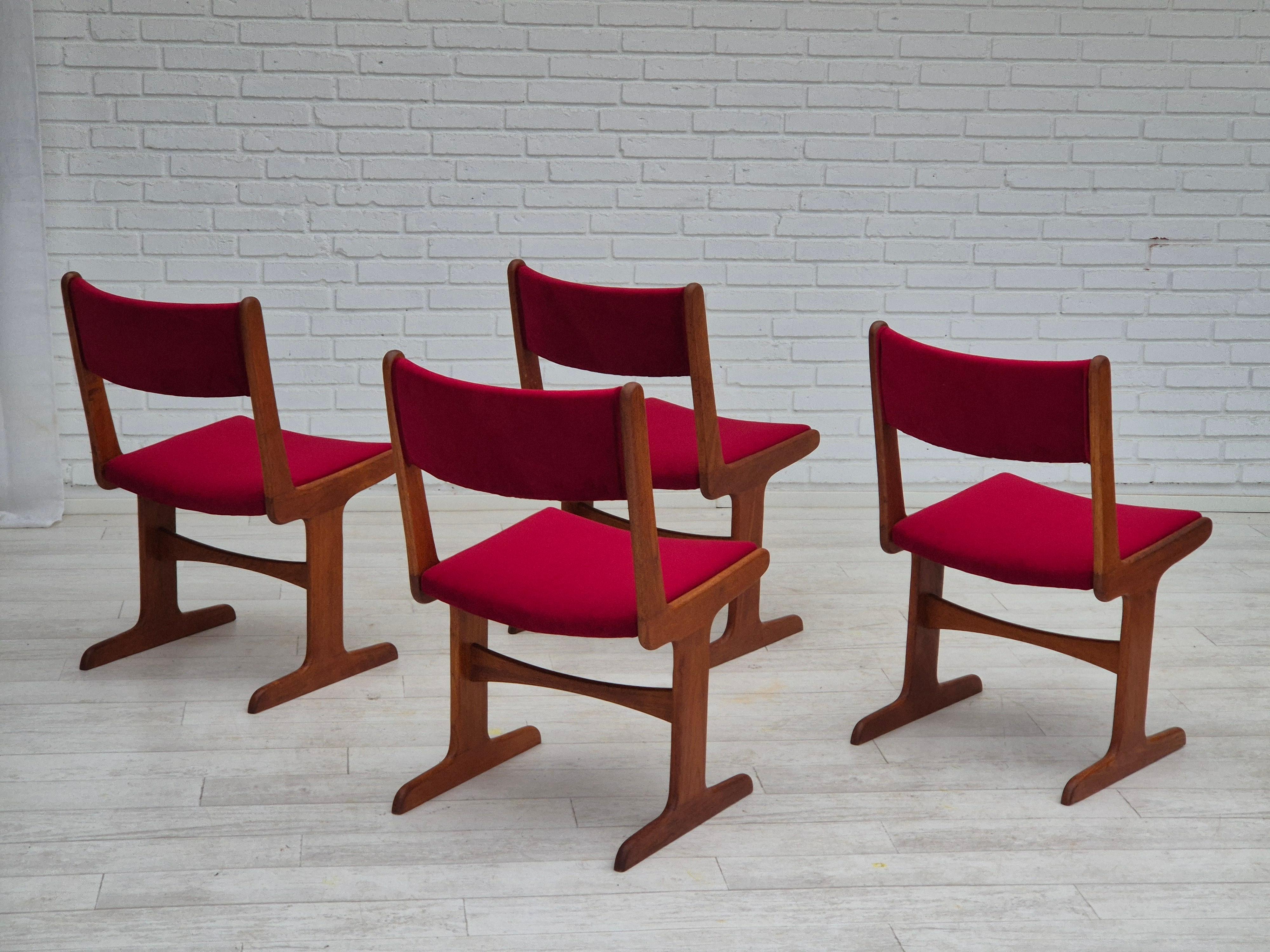 Danois 1970, ensemble de 4 chaises danoises retapissées, bois de teck, velours rouge cerise en vente