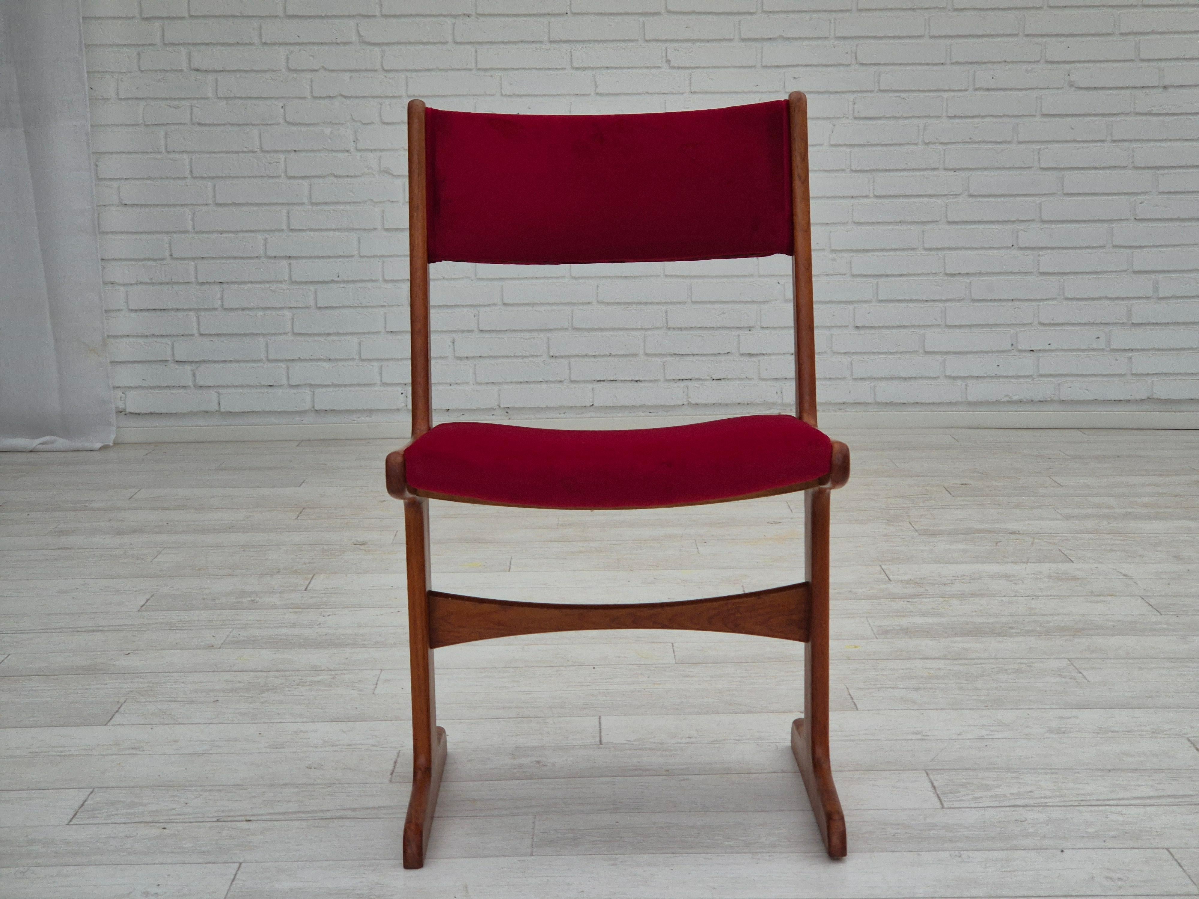 Milieu du XXe siècle 1970, ensemble de 4 chaises danoises retapissées, bois de teck, velours rouge cerise en vente