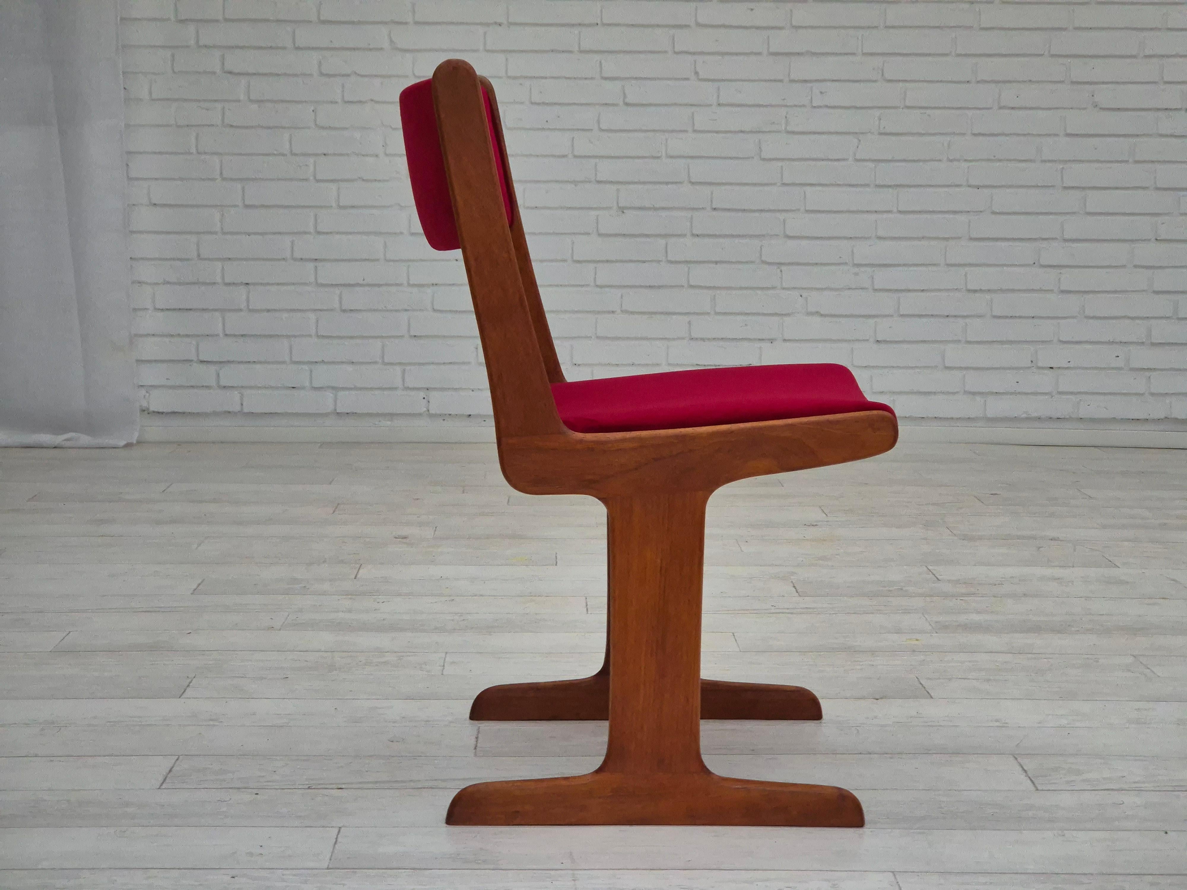 Velours 1970, ensemble de 4 chaises danoises retapissées, bois de teck, velours rouge cerise en vente