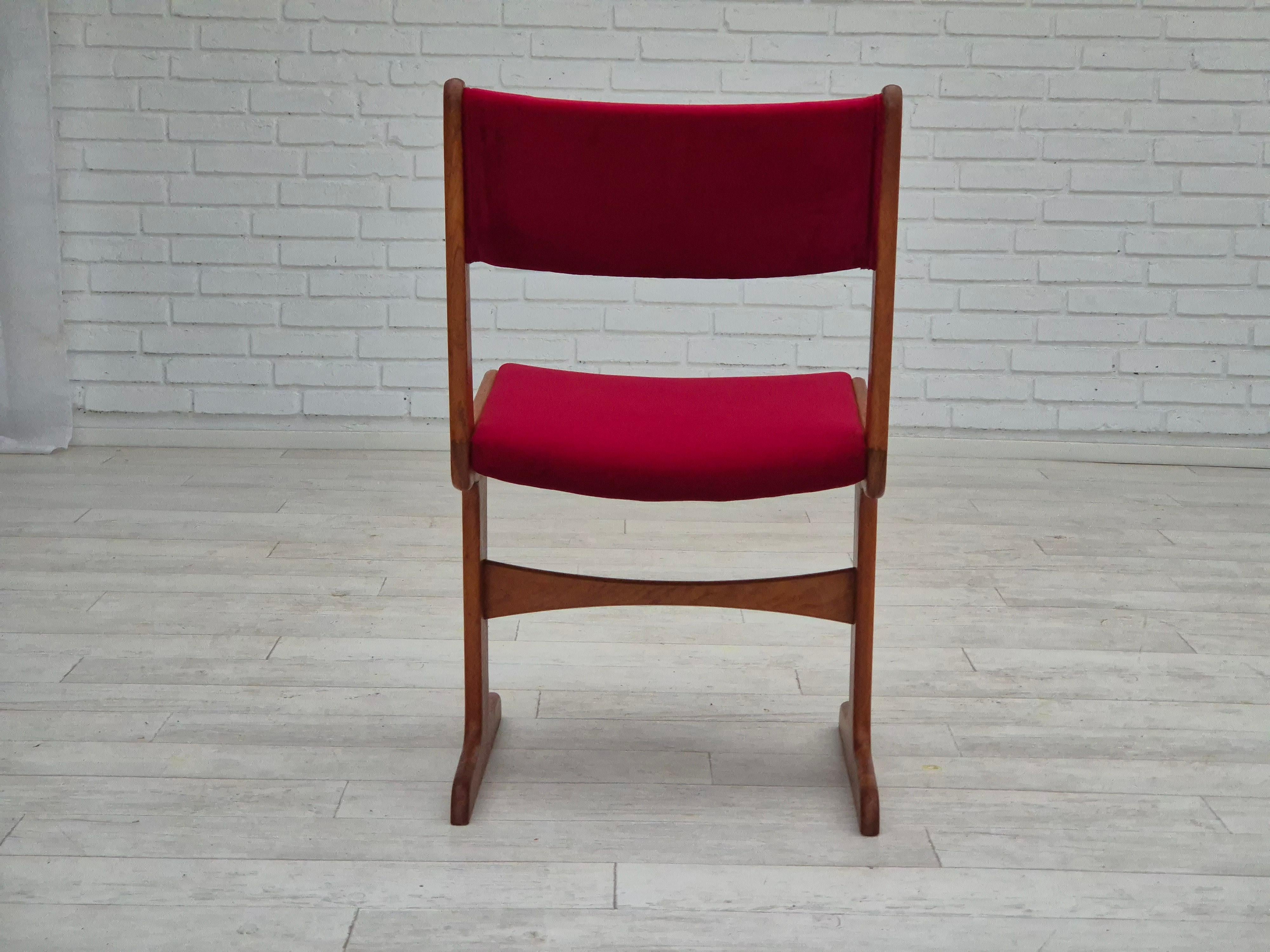 1970, ensemble de 4 chaises danoises retapissées, bois de teck, velours rouge cerise en vente 1