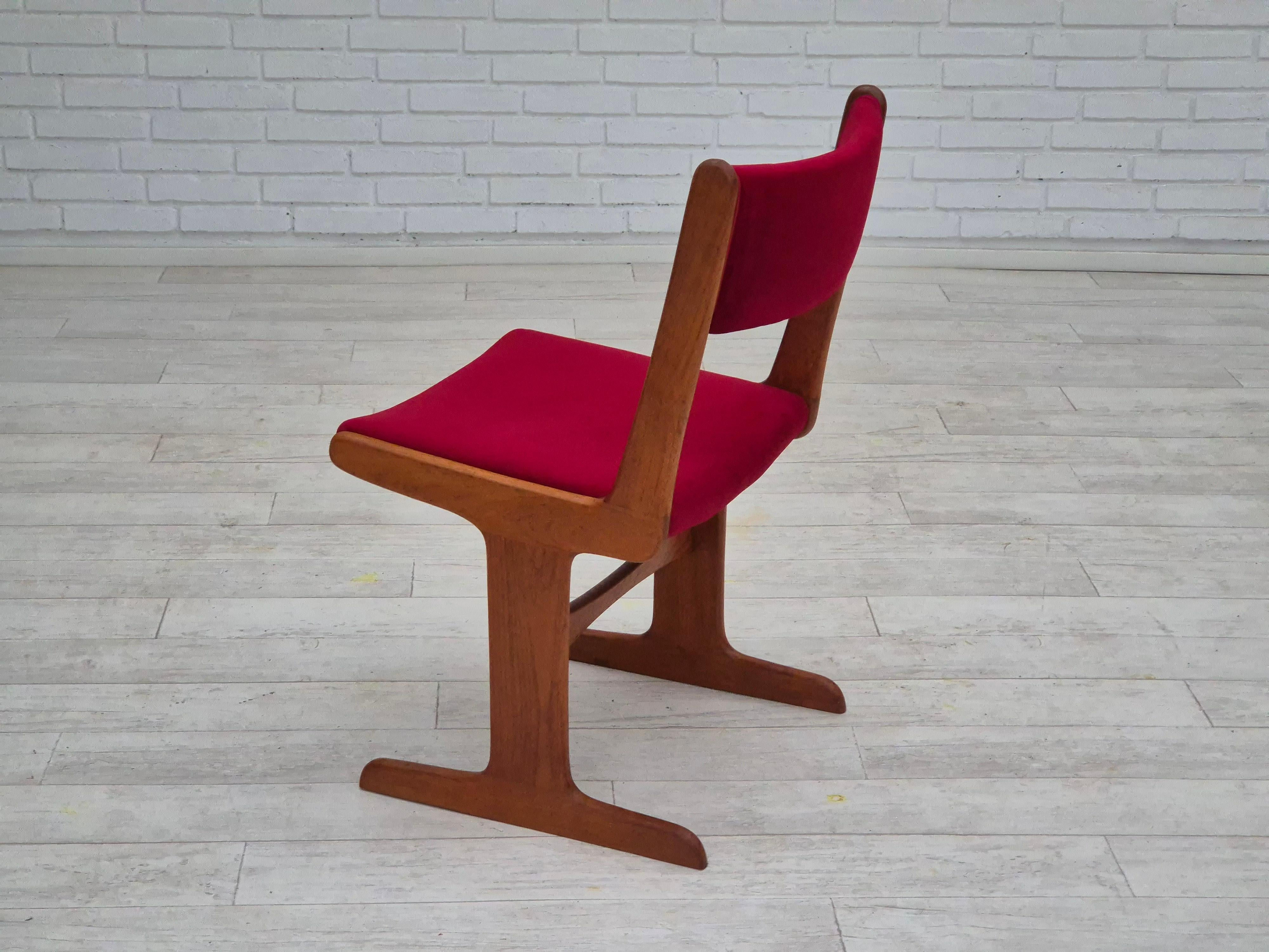 1970, ensemble de 4 chaises danoises retapissées, bois de teck, velours rouge cerise en vente 2