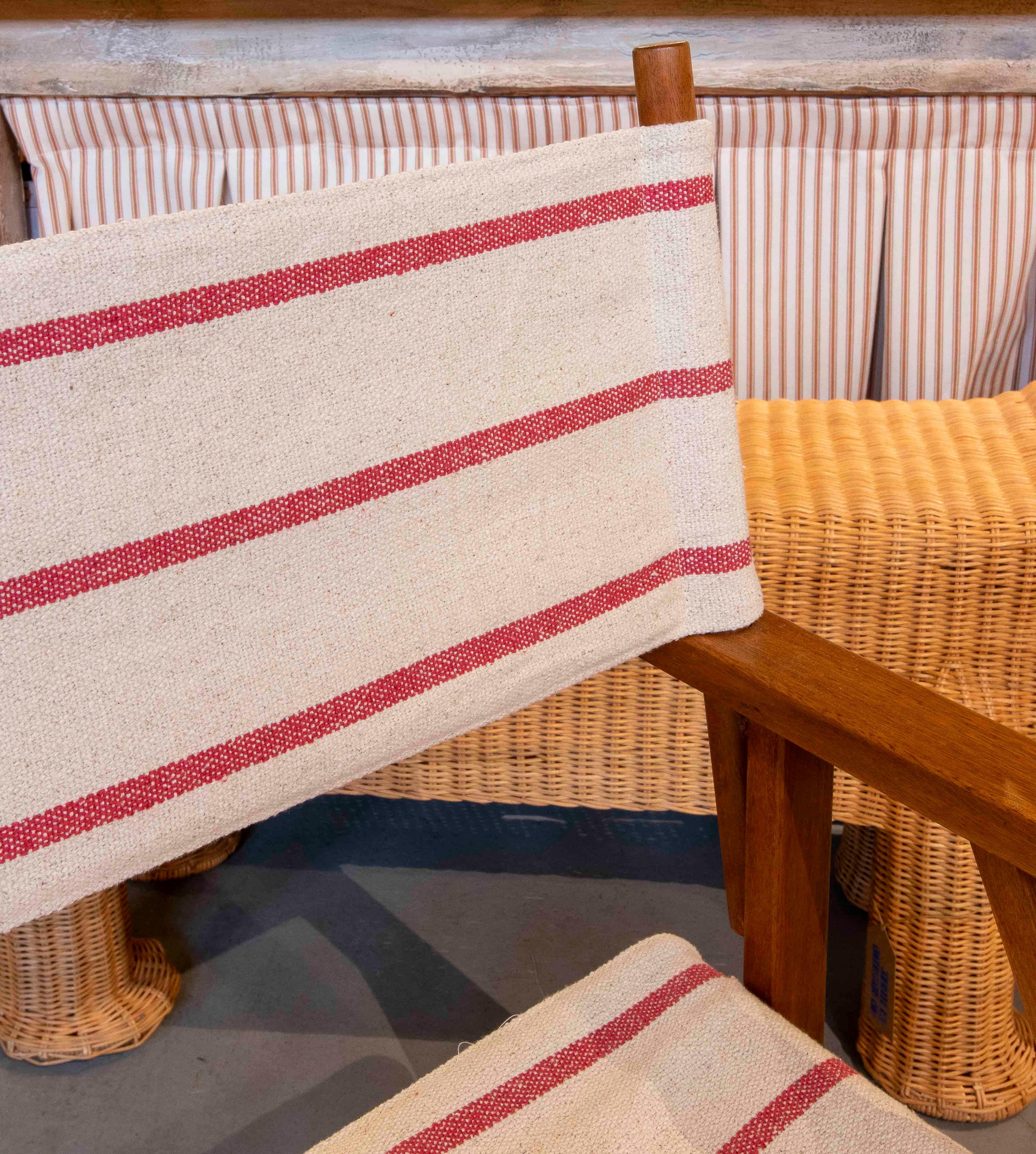 1970s Set of 4 Vintage Director's Chairs in Wood and Red Striped Canvas For Sale 4
