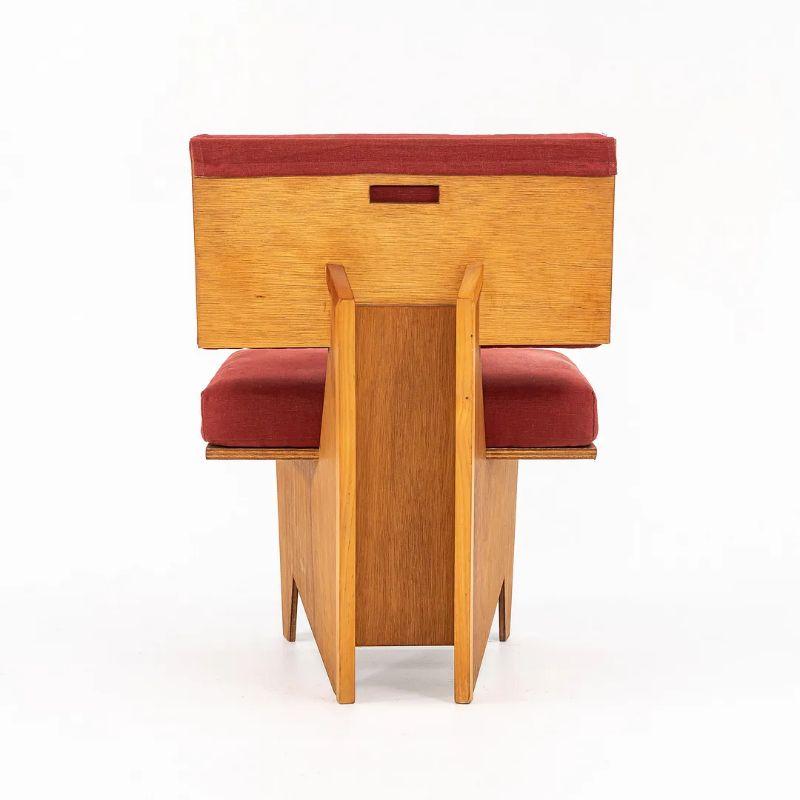 Il s'agit d'un ensemble important de cinq (veuillez vous renseigner si vous êtes intéressé, car nous en avons peut-être une sixième) chaises angulaires en contreplaqué, conçues à l'origine par Frank Lloyd Wright pour décorer l'intérieur de sa maison