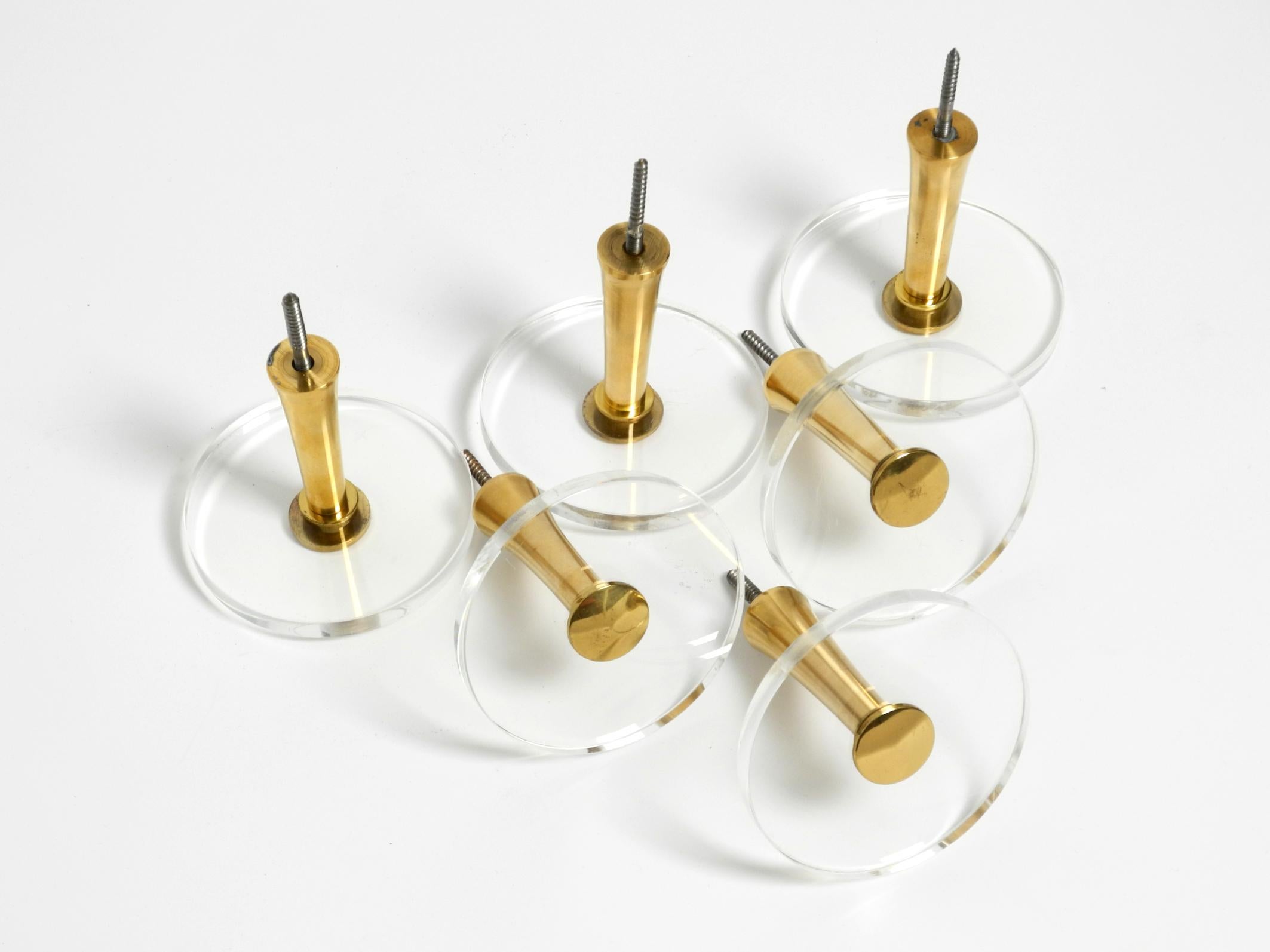 Set di 6 appendiabiti anni '70 in ottone e plexiglass di Vereinigte Werkstätten in vendita 3