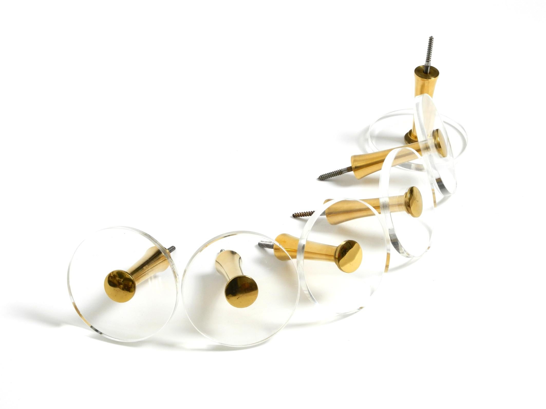 Set di 6 appendiabiti anni '70 in ottone e plexiglass.
Prodotto da Vereinigte Werkstätten. Prodotto in Germania.
Design Hollywood Regency anni '70 molto elegante.
Tutti i ganci presentano lievi segni di usura sui dischi in ottone e plexiglass, ma