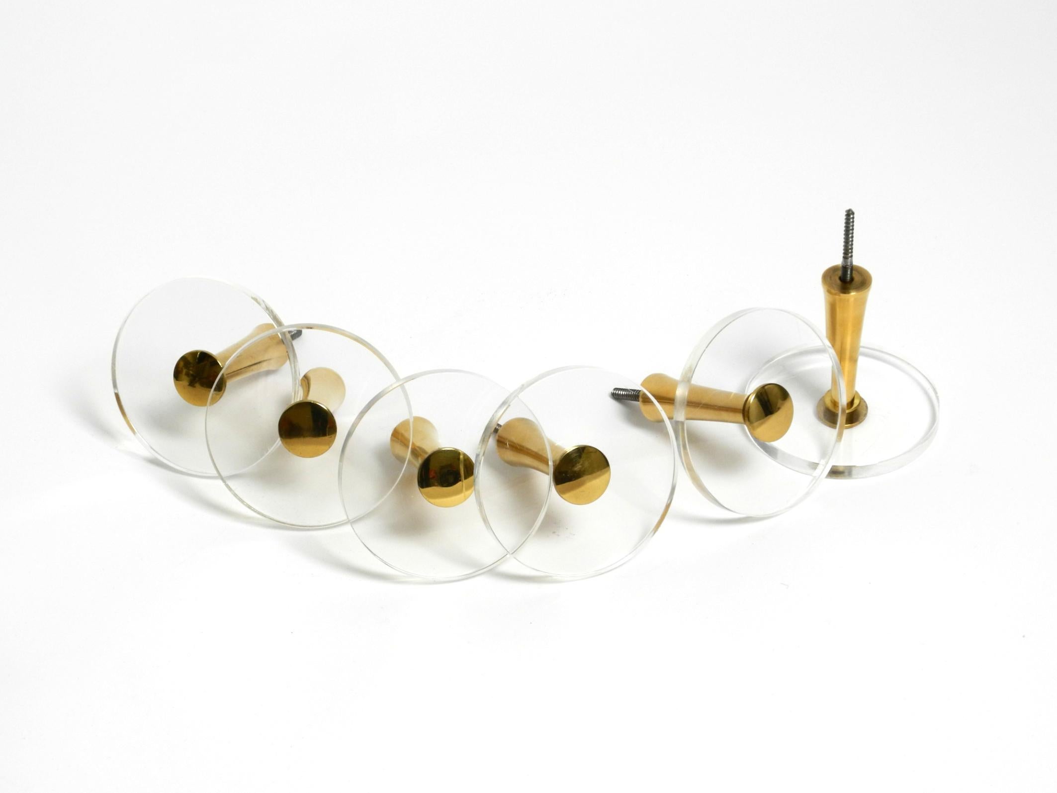 Set di 6 appendiabiti anni '70 in ottone e plexiglass di Vereinigte Werkstätten In condizioni buone in vendita a München, DE