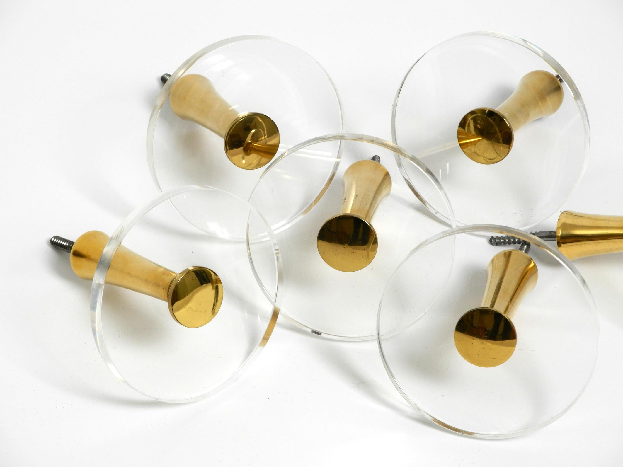 Set di 6 appendiabiti anni '70 in ottone e plexiglass di Vereinigte Werkstätten in vendita 2
