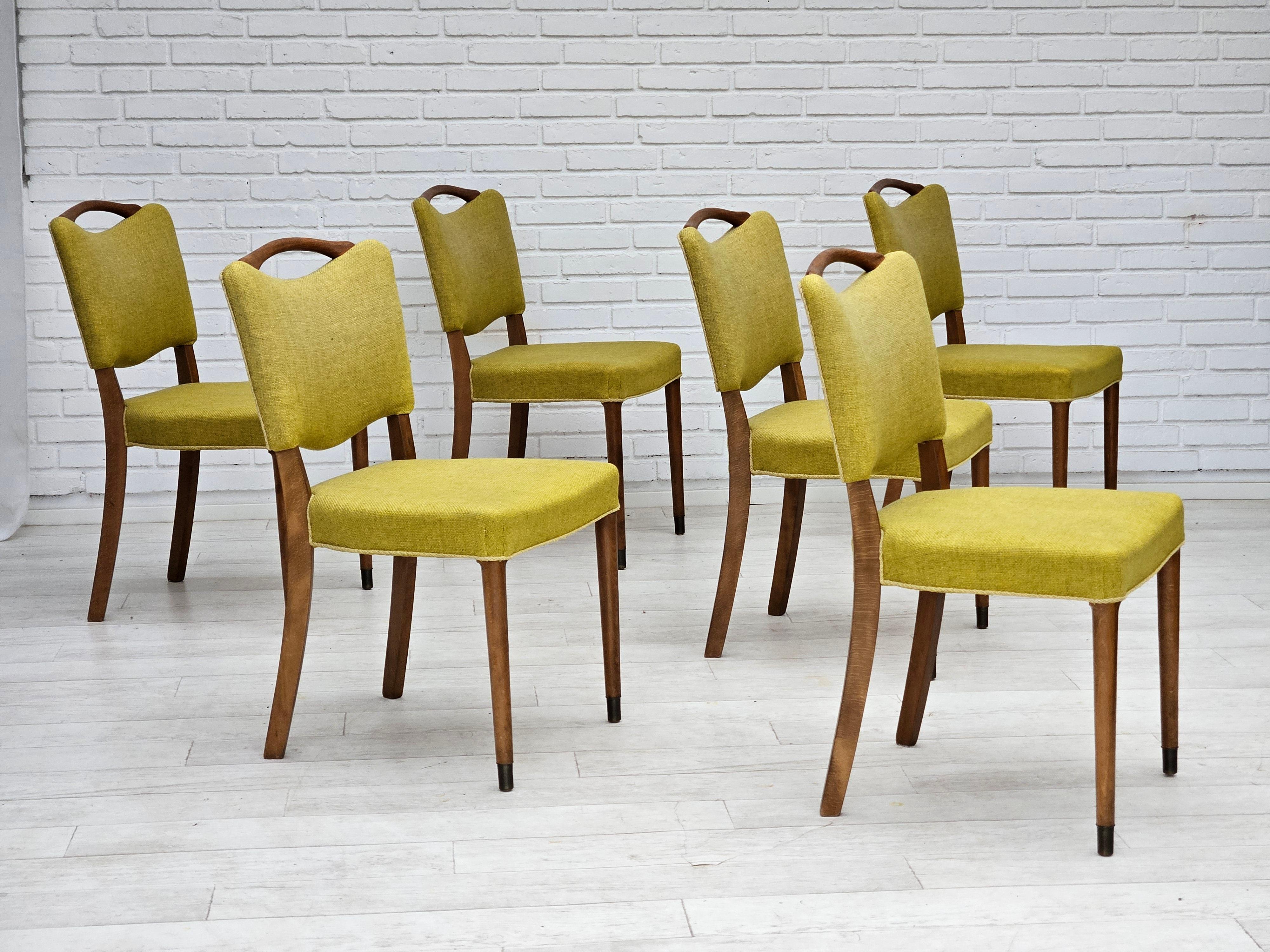 Anni '70, set di 6 sedie da pranzo danesi di Slagelse Møbelværk. Condizioni originali molto buone: nessuna macchia, nessun odore, struttura stabile. Mobili verdi in lana e legno di faggio. Maniglia in legno di teak sulla parte superiore dello