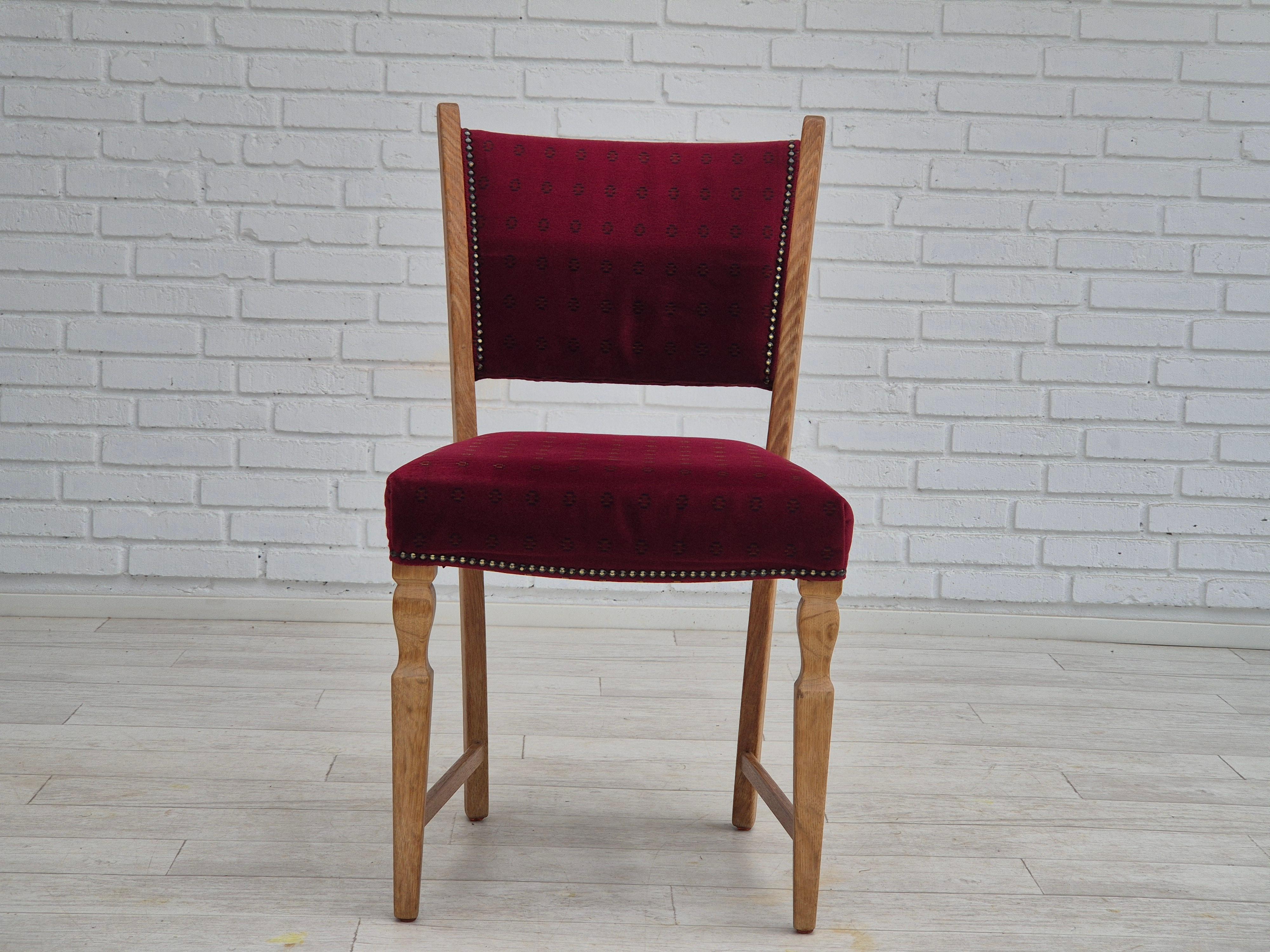 Velvet 1970s, set of 6 Danish dinning chairs, very good condition, oak wood. For Sale