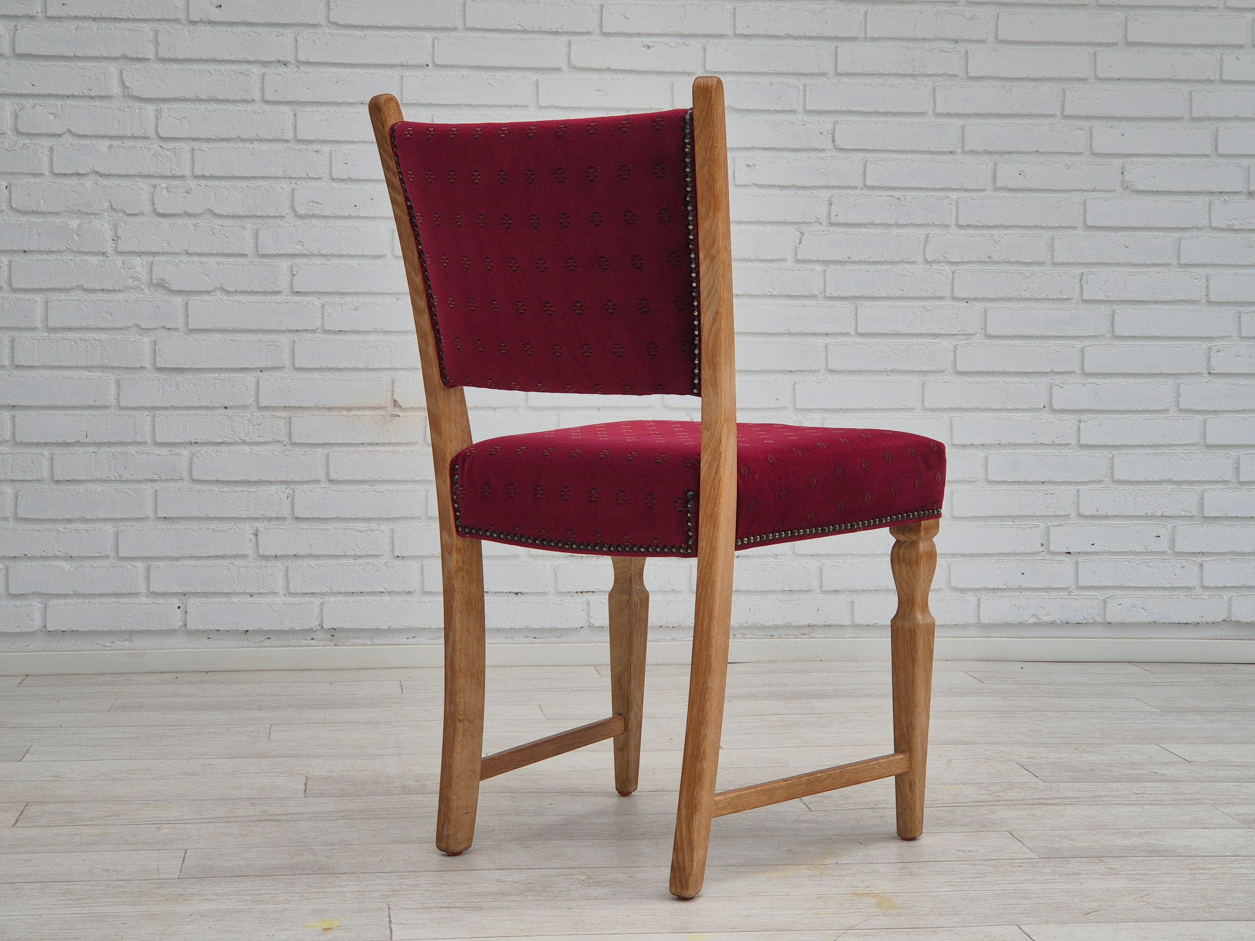 1970s, set of 6 Danish dinning chairs, very good condition, oak wood. For Sale 2