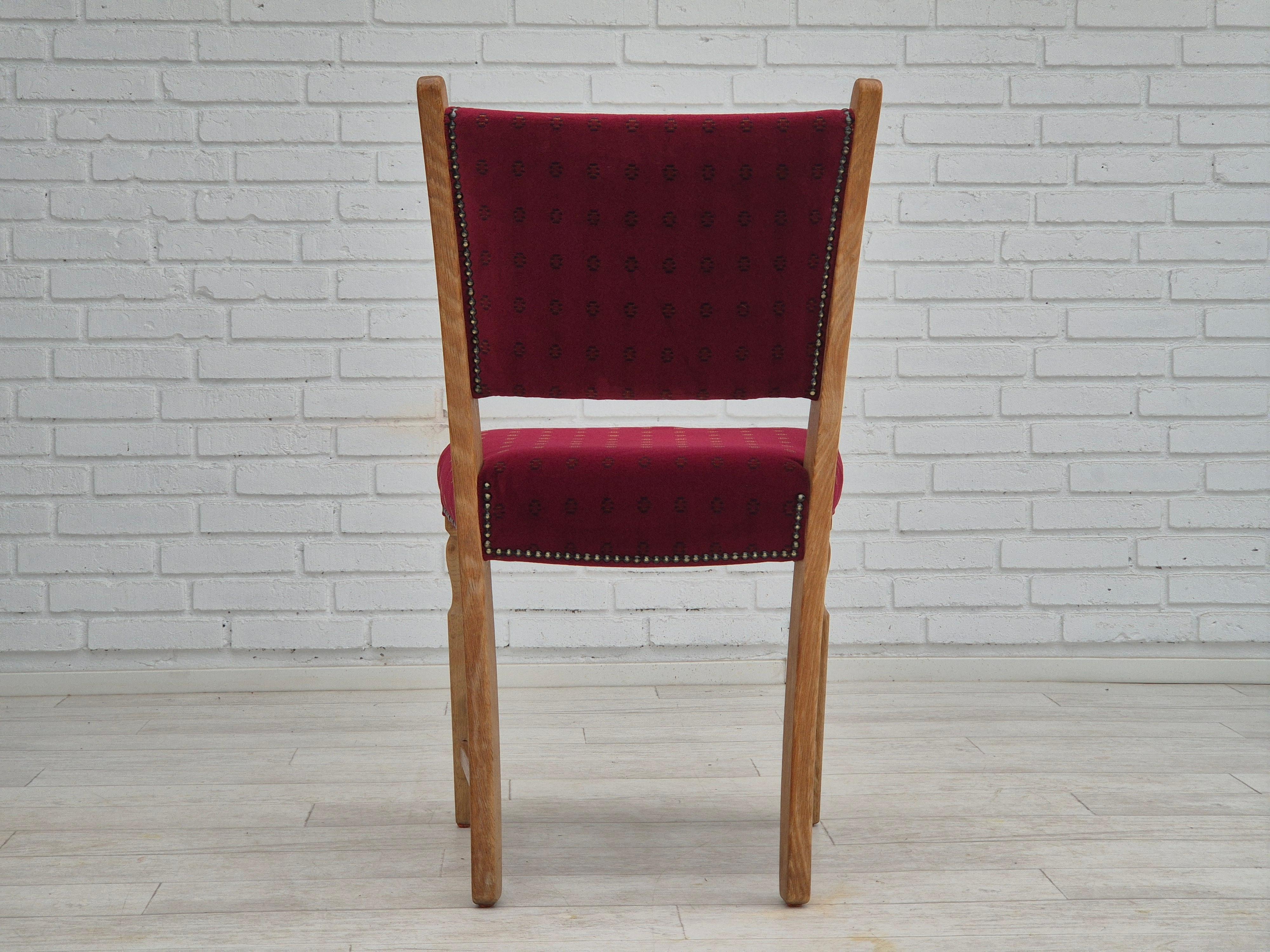 1970s, set of 6 Danish dinning chairs, very good condition, oak wood. For Sale 3