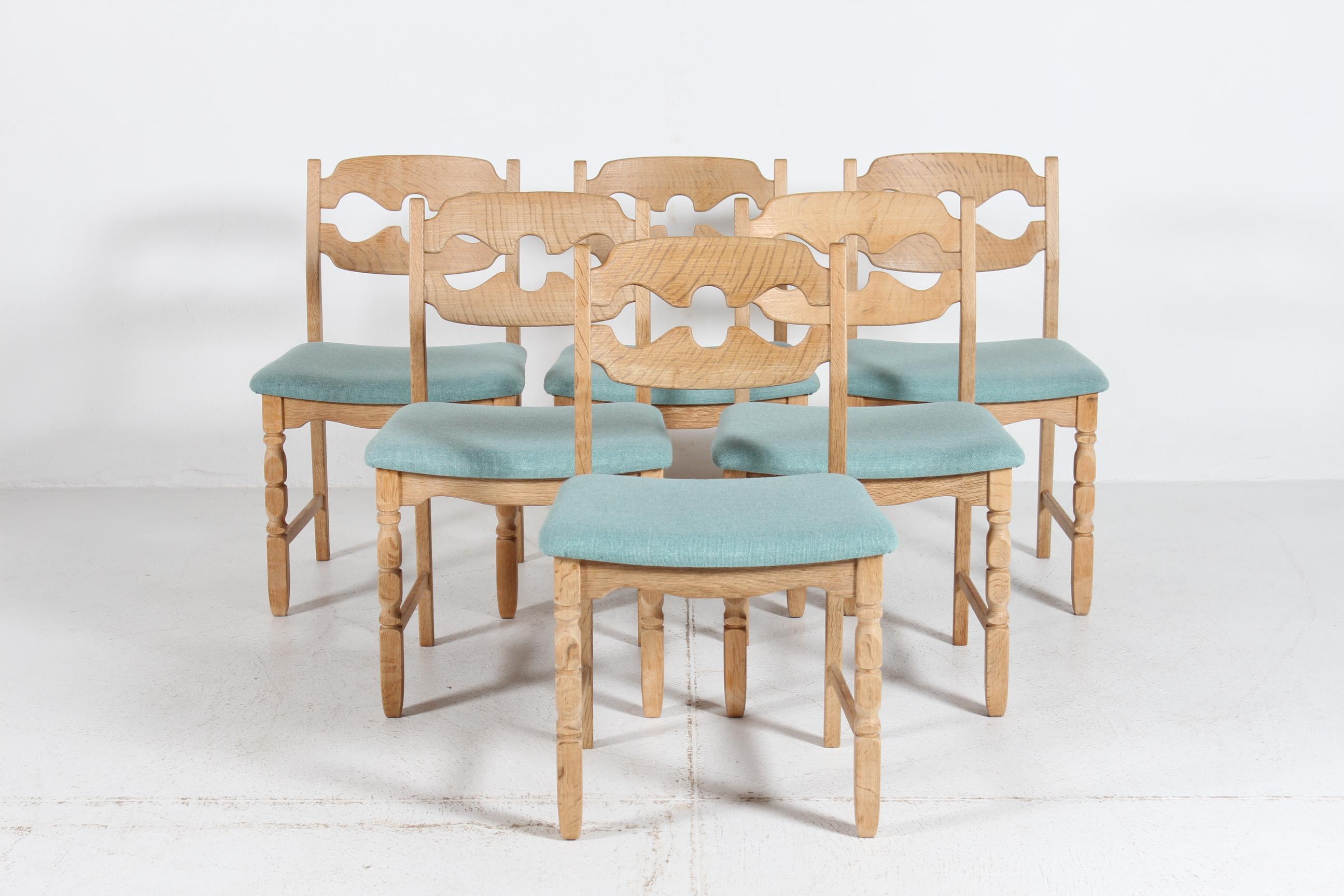 Hier ist ein Satz von 6 dänischen Vintage-Rasierklingenstühlen im tollen Landhausstil. 
Sie wurden von Henning Kjærnulf entworfen und von der dänischen Firma Nyrup Møbelfabrik/ EG Furniture hergestellt.
Die Stühle sind aus massivem Eichenholz