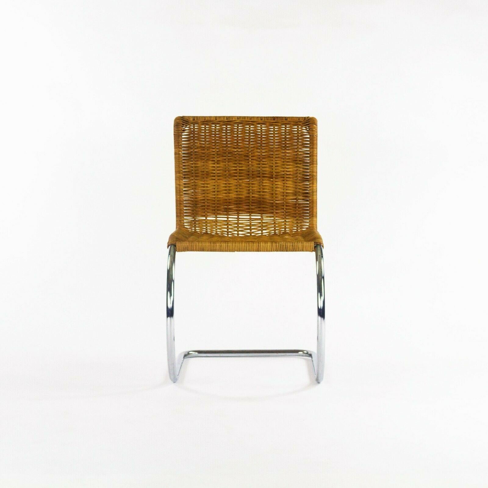 La vente porte sur un ensemble de six chaises MR10 des années 1970, conçues par Mies Van Der Rohe et produites par Knoll International. Il s'agit de magnifiques exemplaires originaux, qui conservent encore leurs sièges en rotin d'origine. Ils sont
