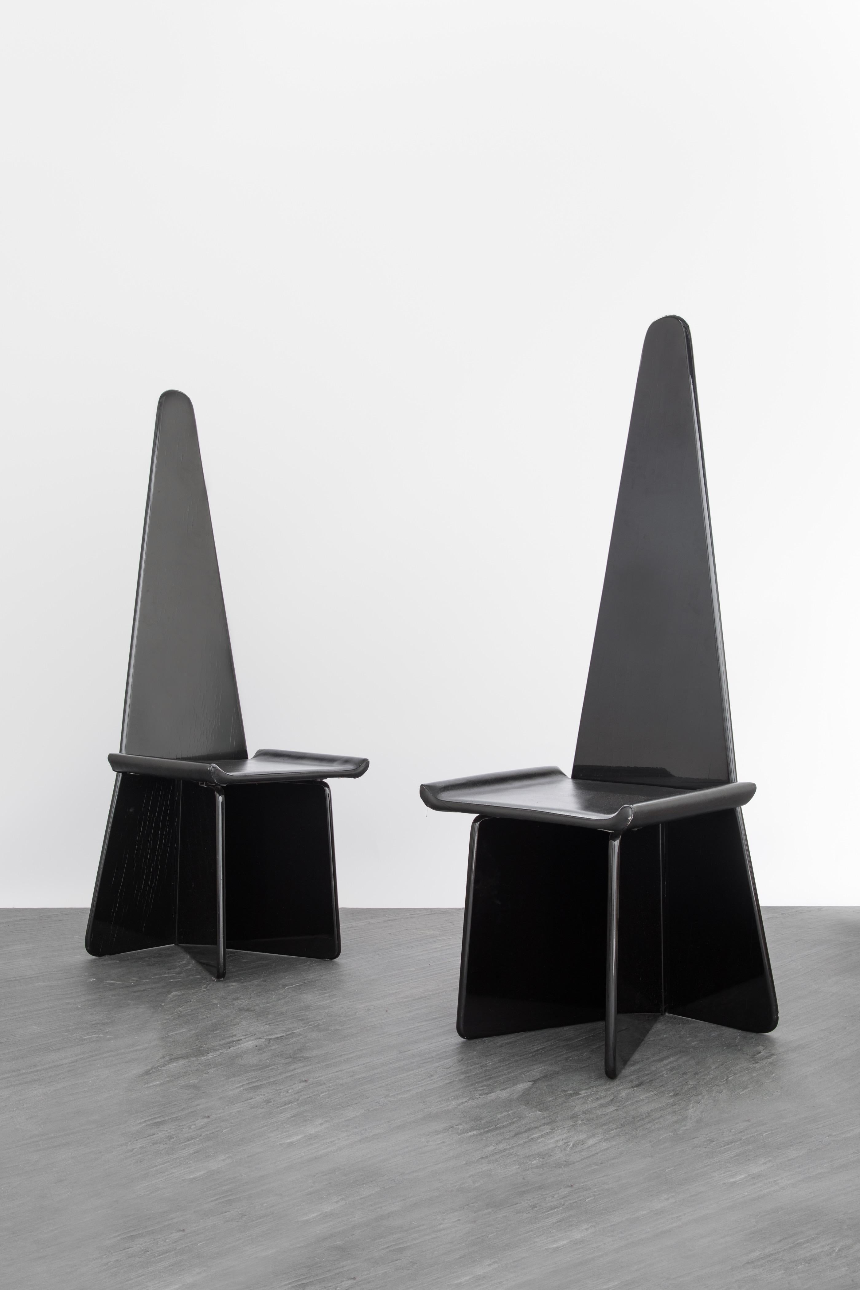 Antonio Ronchetti for Sormani
Set of 6 sculptural chairs, circa 1970
Black lacquered wood, black leather
Measures : H. 135 x 46 x 42 cm.