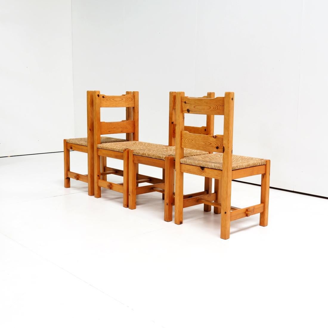 Brutalist 1970’s set of chairs in pine wood with straw seat For Sale