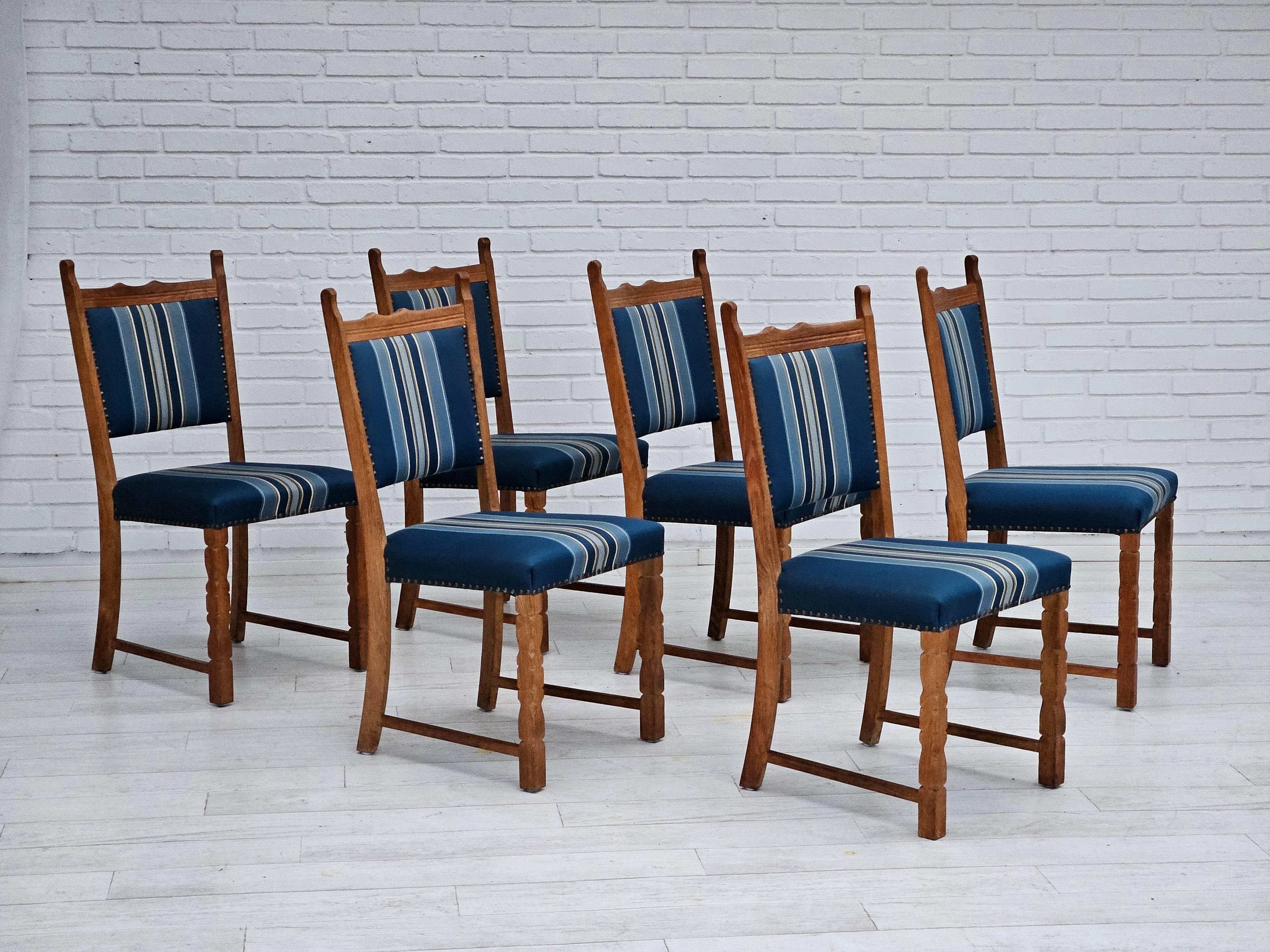 1970er Jahre, Satz von 6 dänischen Esszimmerstühlen in sehr gutem Originalzustand: keine Gerüche und keine Flecken. Blau/Multicolor-Möbel Wollstoff, Eichenholz. Hergestellt von einem dänischen Möbelhersteller in den Jahren 1965-1970.