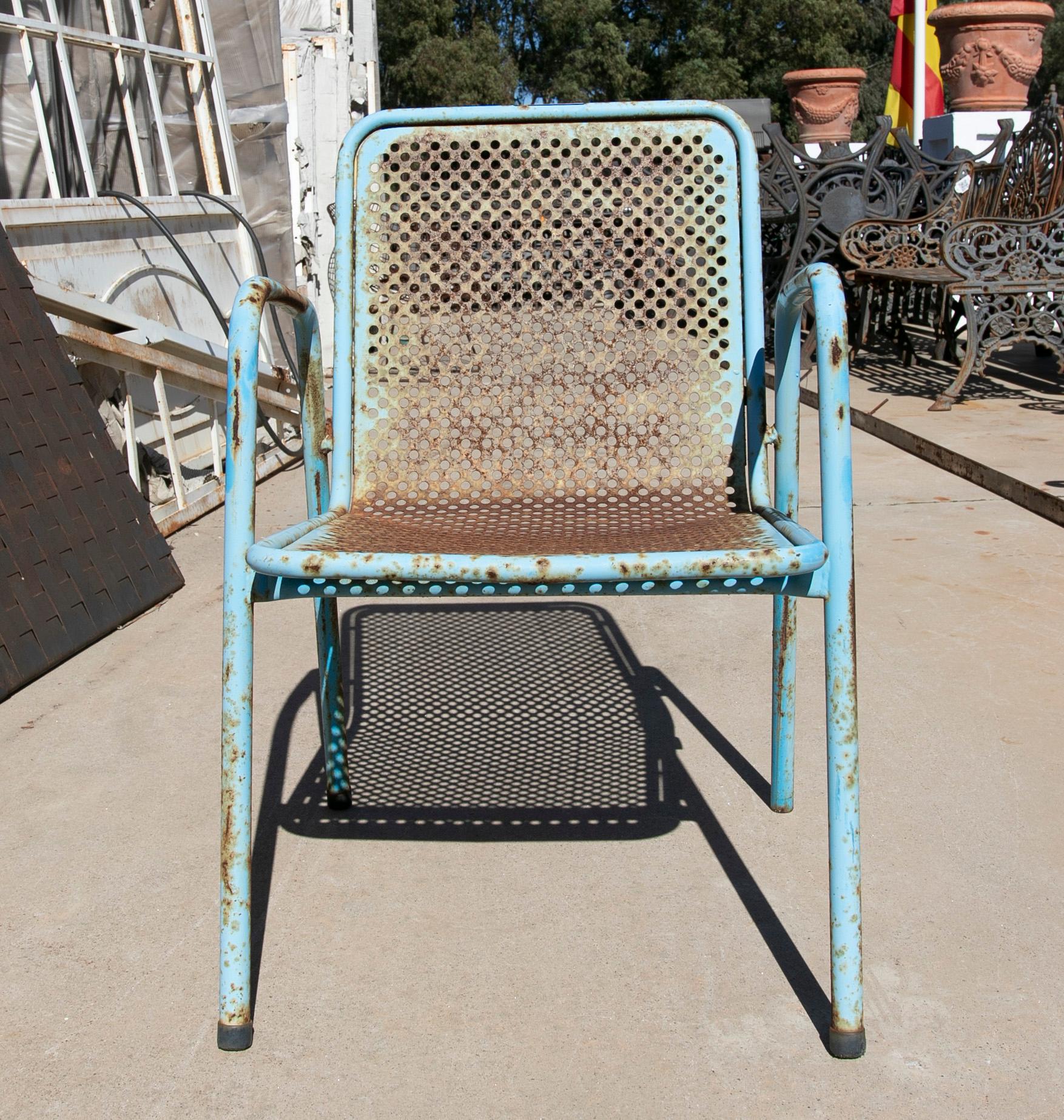 1970er Satz von acht blau lackierten Eisen-Gartenstühlen im Zustand „Gut“ im Angebot in Marbella, ES