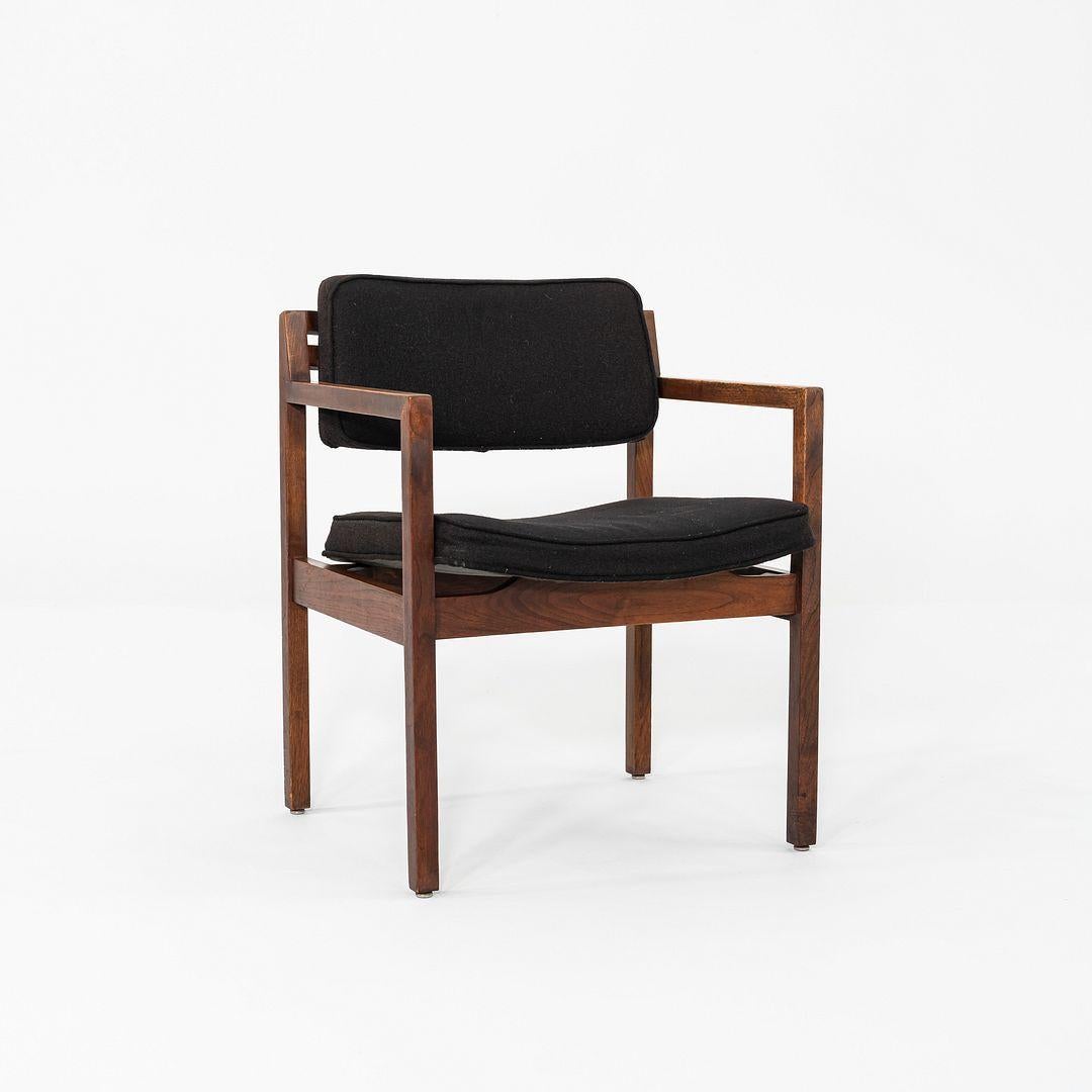 Dies ist ein Satz von acht Sesseln aus amerikanischem Nussbaumholz, die Jens Risom Designs zugeschrieben werden. Dieses Set stammt aus den 1970er Jahren, und der angegebene Preis umfasst das Set aus acht Stühlen wie abgebildet. Das Design besteht