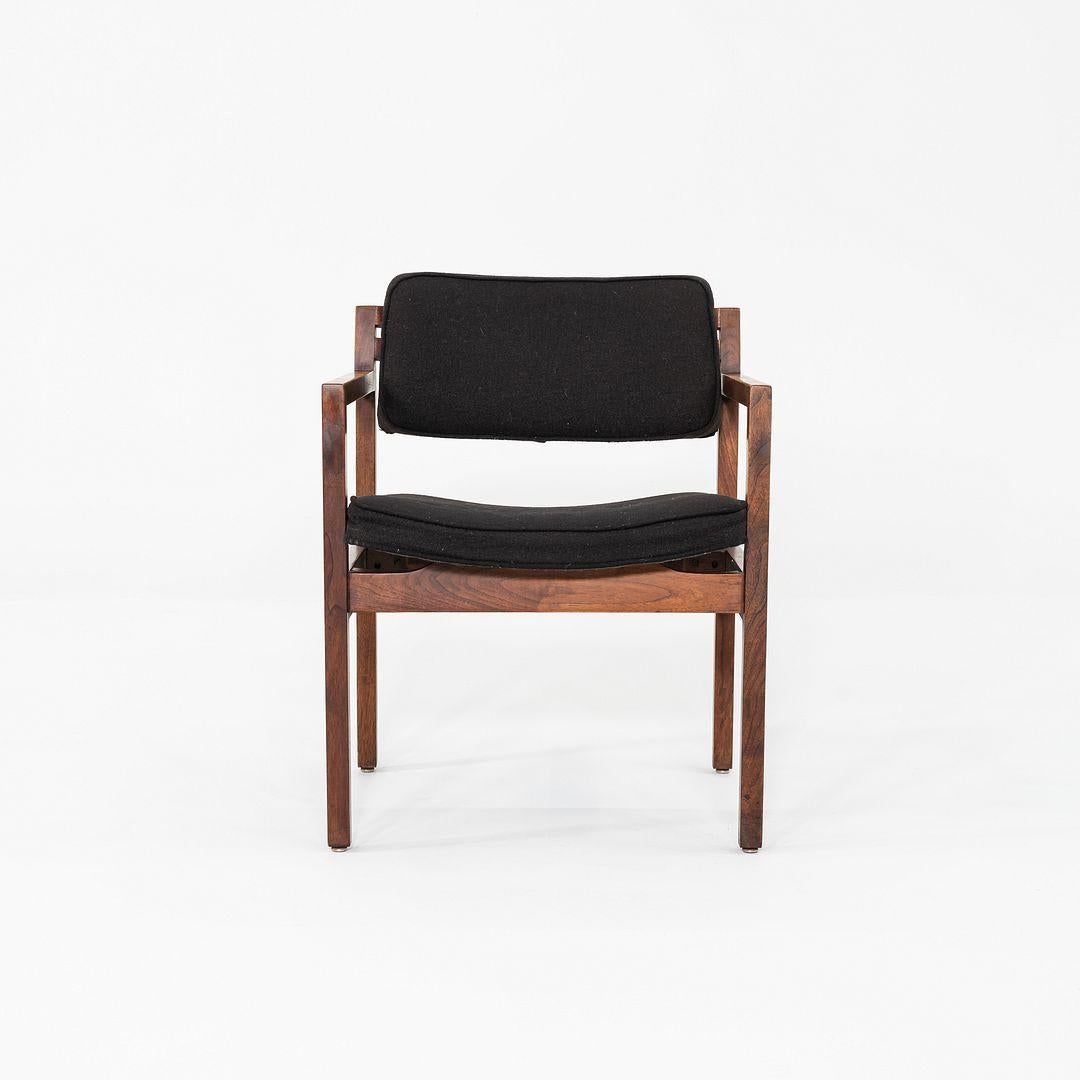 Satz von acht Esszimmerstühlen aus Nussbaumholz, Jens Risom zugeschrieben, 1970er Jahre (Moderne) im Angebot