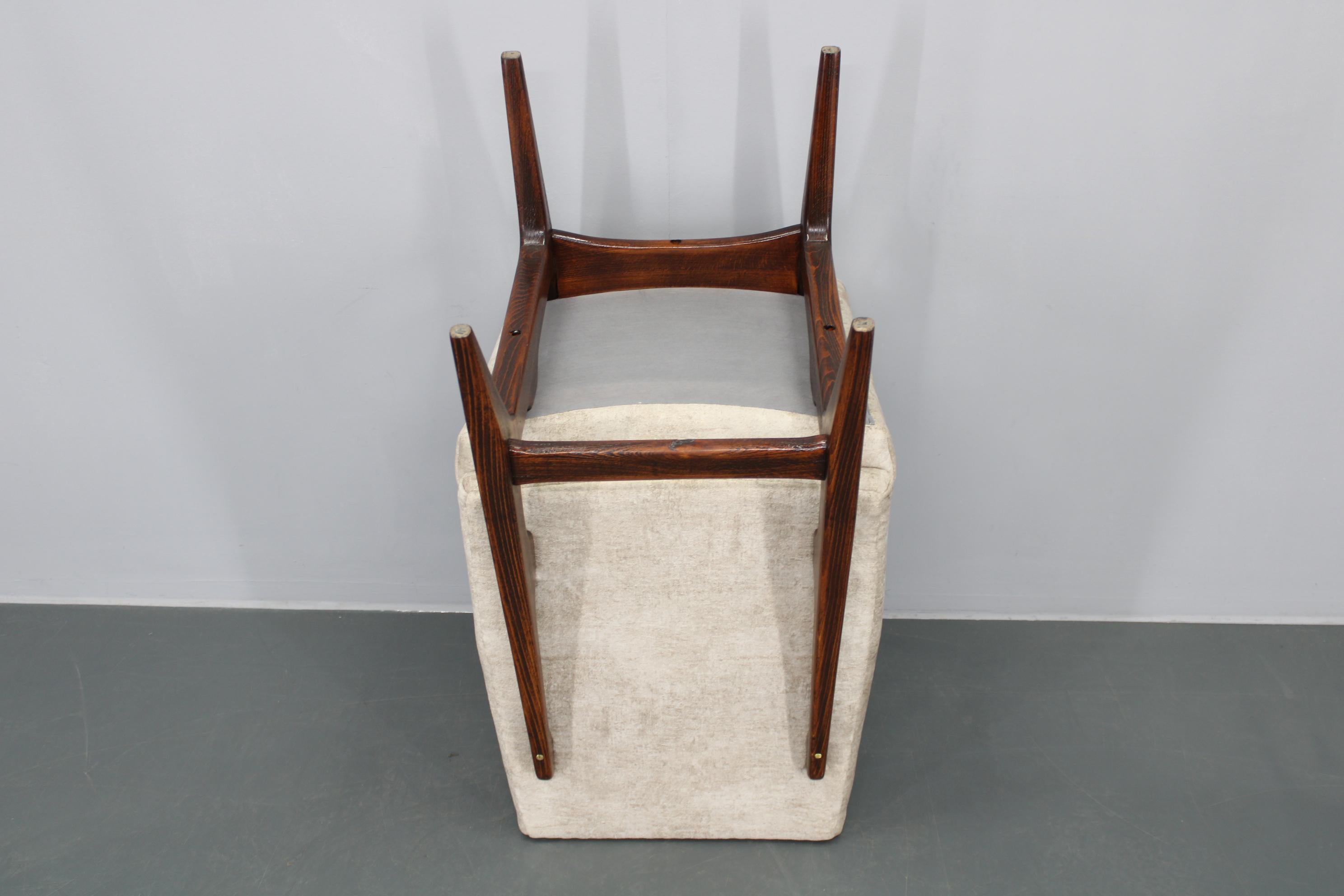 Satz von acht restaurierten Esszimmerstühlen, Tschechoslowakei, 1970er Jahre im Angebot 8