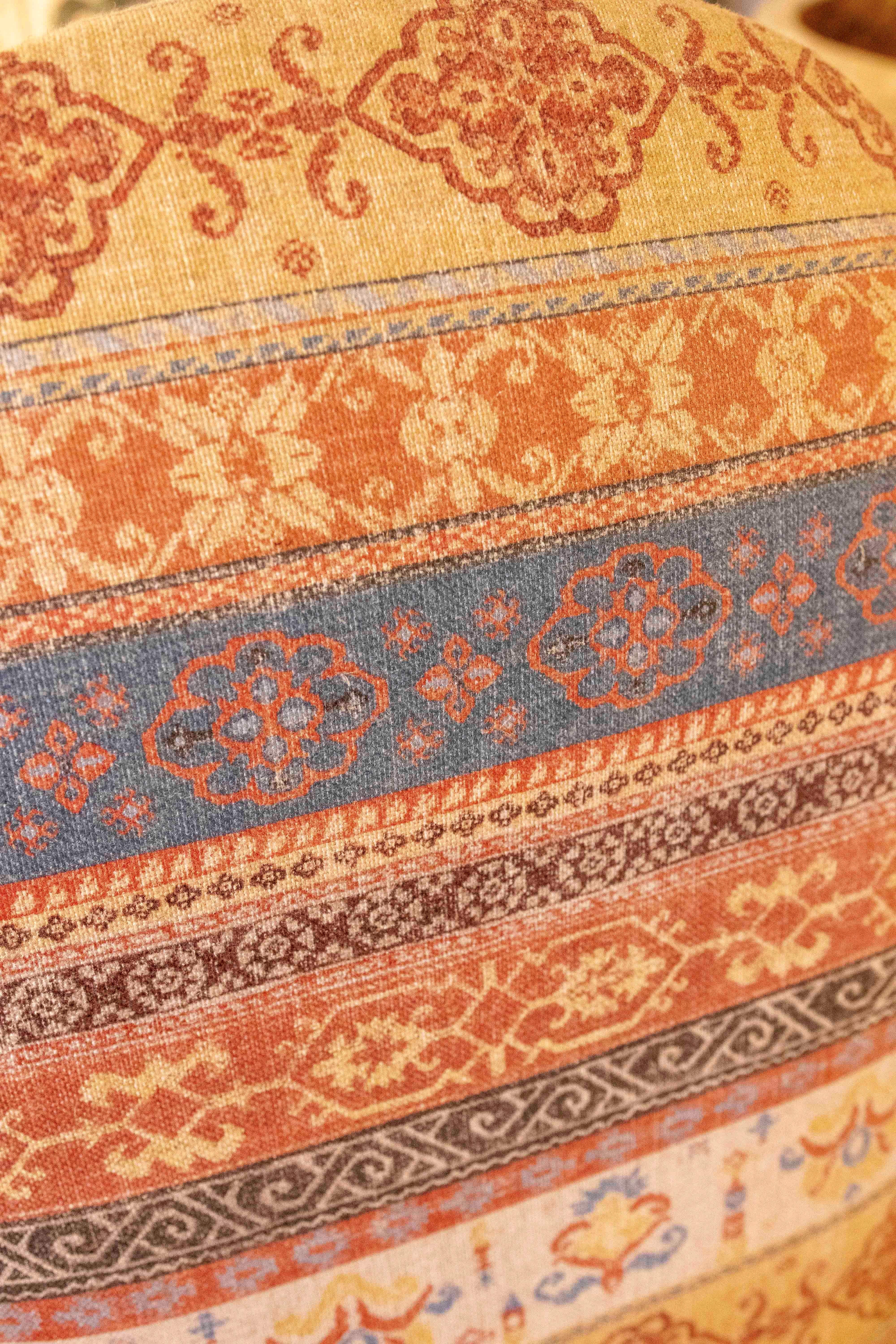 1970er Satz von acht Holzstühlen mit ethnischen Motiven gepolstert im Angebot 7