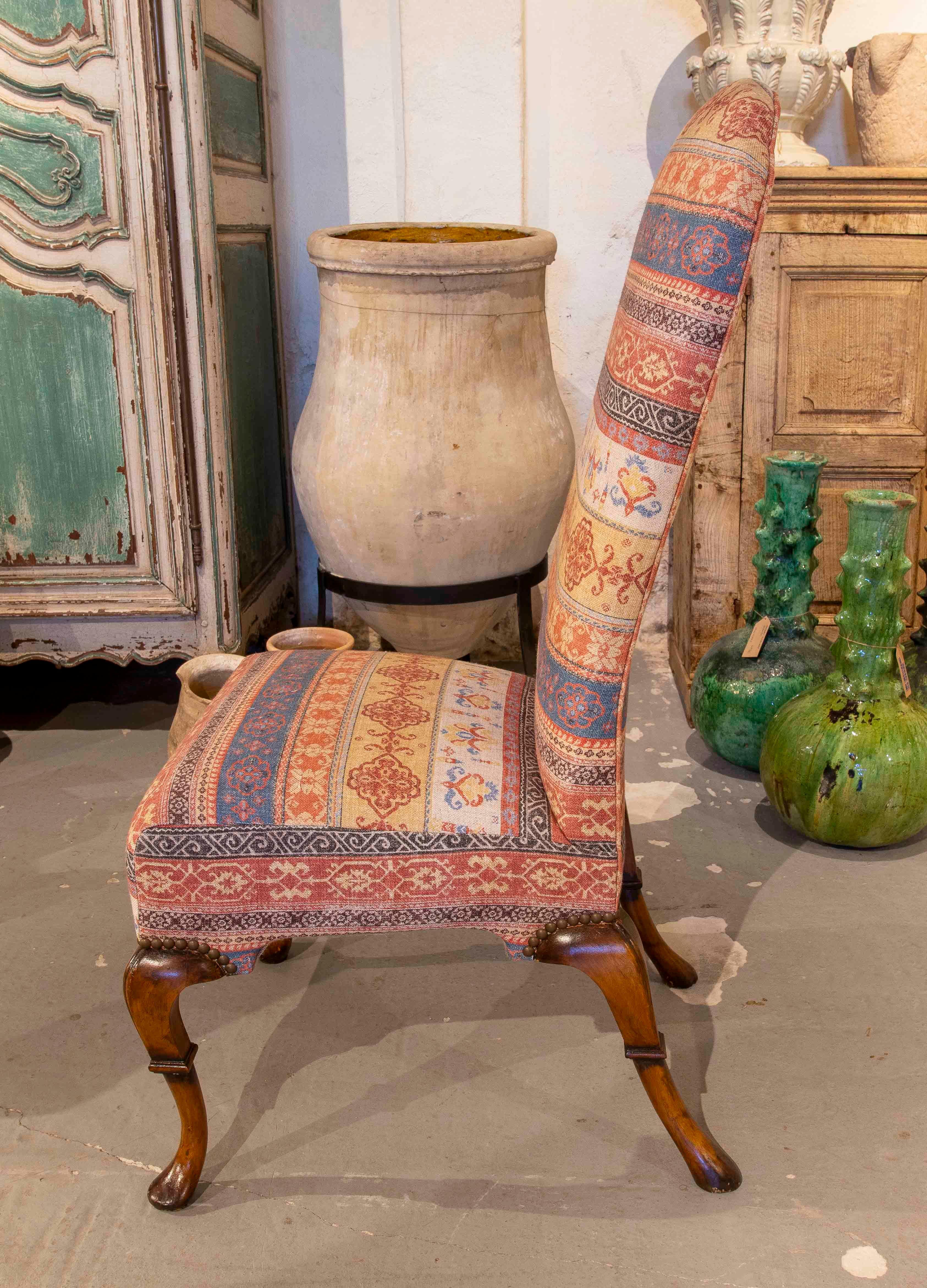 1970er Satz von acht Holzstühlen mit ethnischen Motiven gepolstert im Zustand „Gut“ im Angebot in Marbella, ES