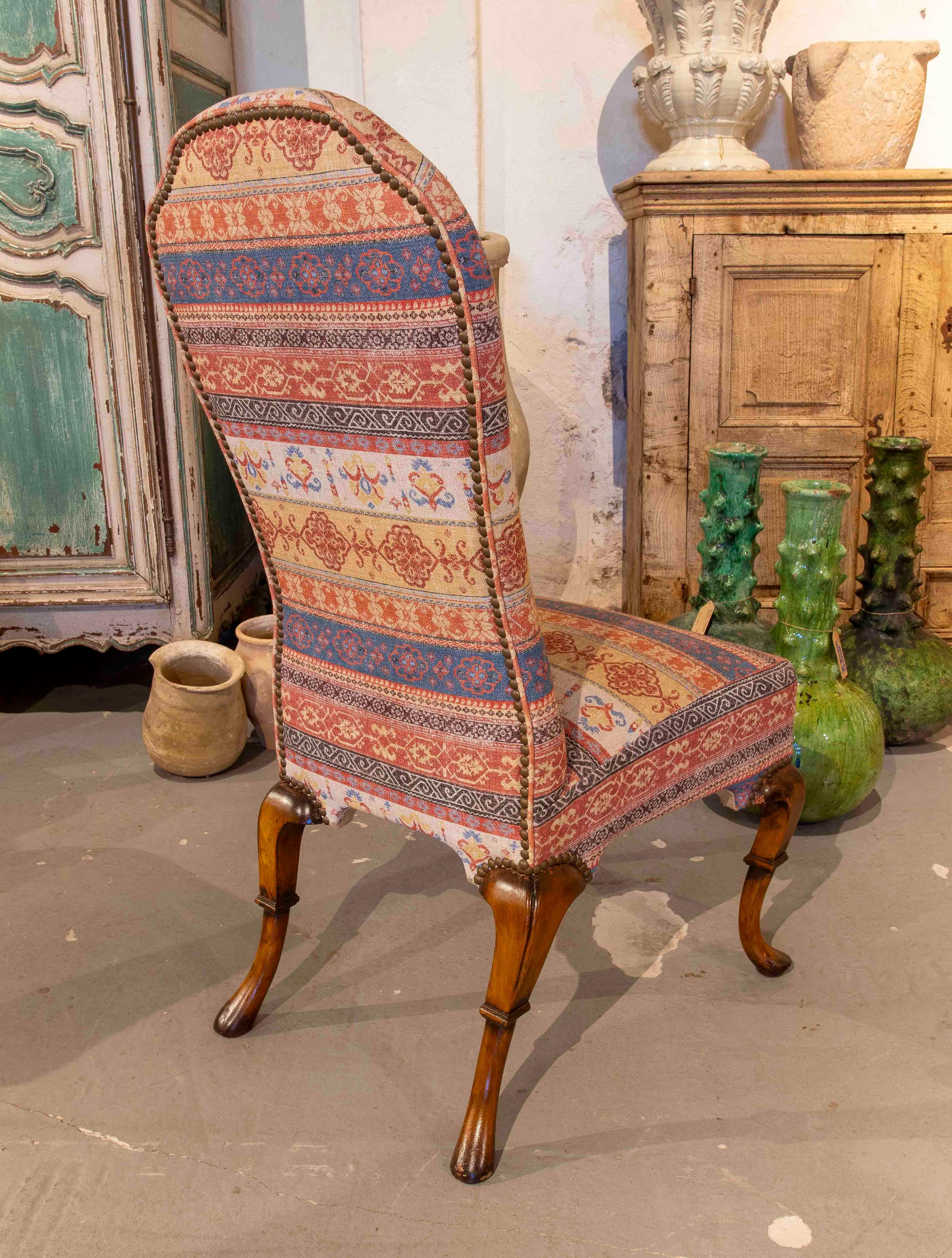 1970er Satz von acht Holzstühlen mit ethnischen Motiven gepolstert (Stoff) im Angebot