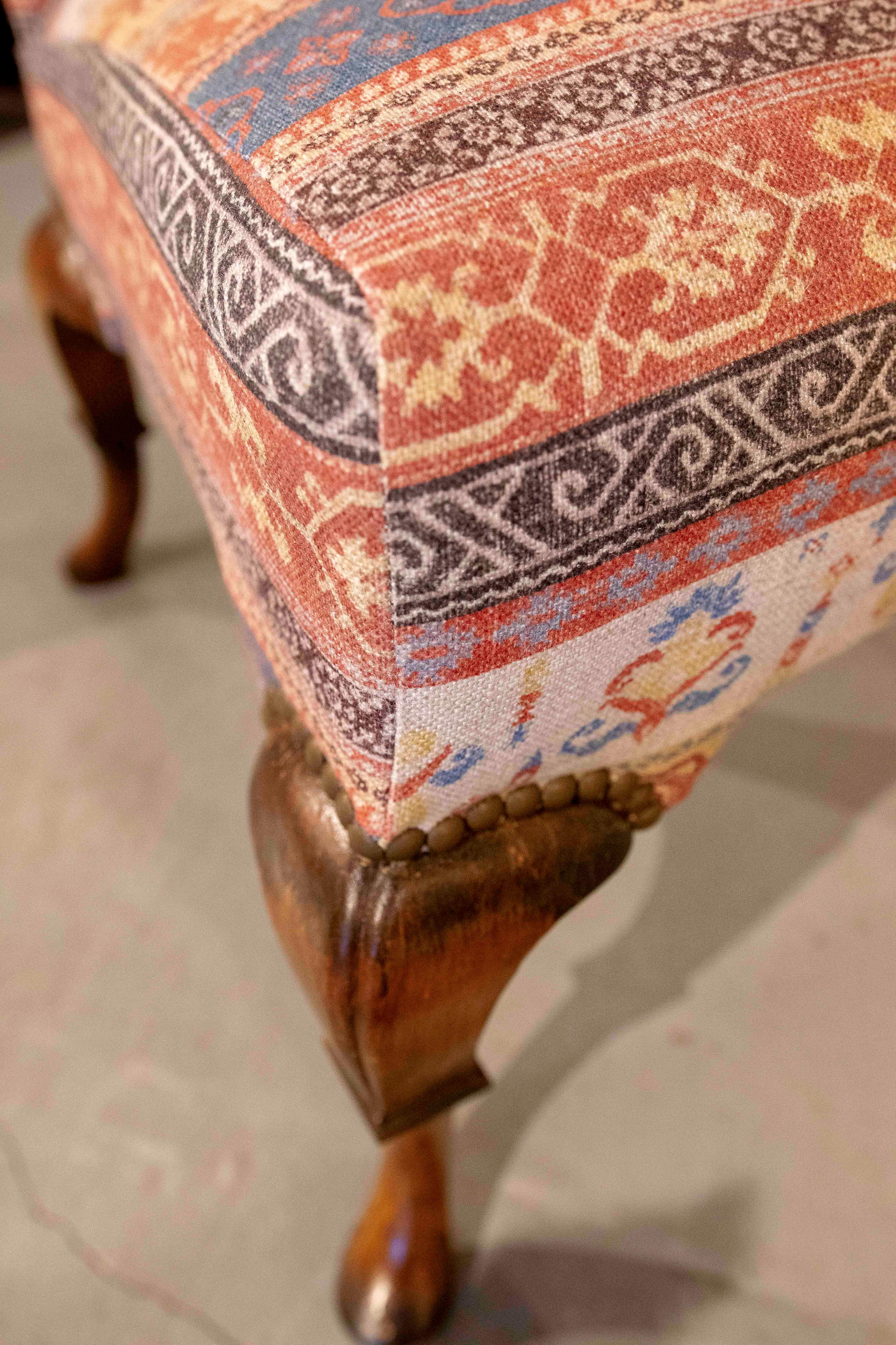 1970er Satz von acht Holzstühlen mit ethnischen Motiven gepolstert im Angebot 3