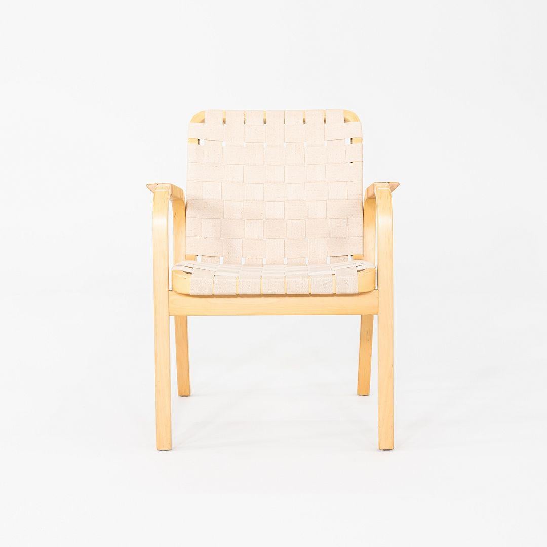 Si tratta di un set di quattro sedie da pranzo Model 45, disegnate originariamente da Alvar Aalto e Aino Aalto nel 1947. Questi esemplari in particolare sono stati prodotti da Artek in Finlandia e risalgono agli anni Settanta. I telai sono in faggio