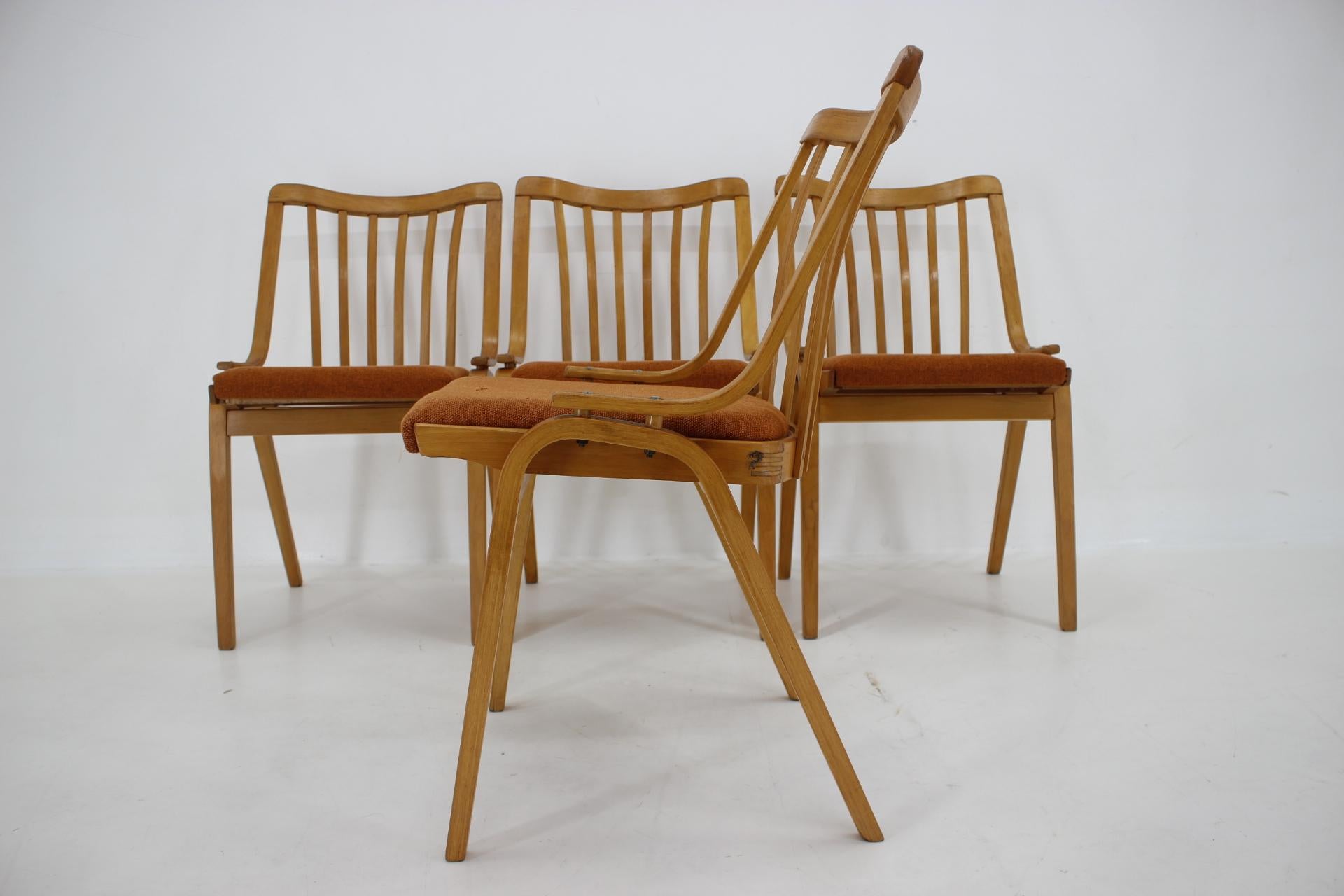 Ensemble de quatre chaises de salle à manger Antonin Suman des années 1970 par Ton, Tchécoslovaquie Bon état - En vente à Praha, CZ