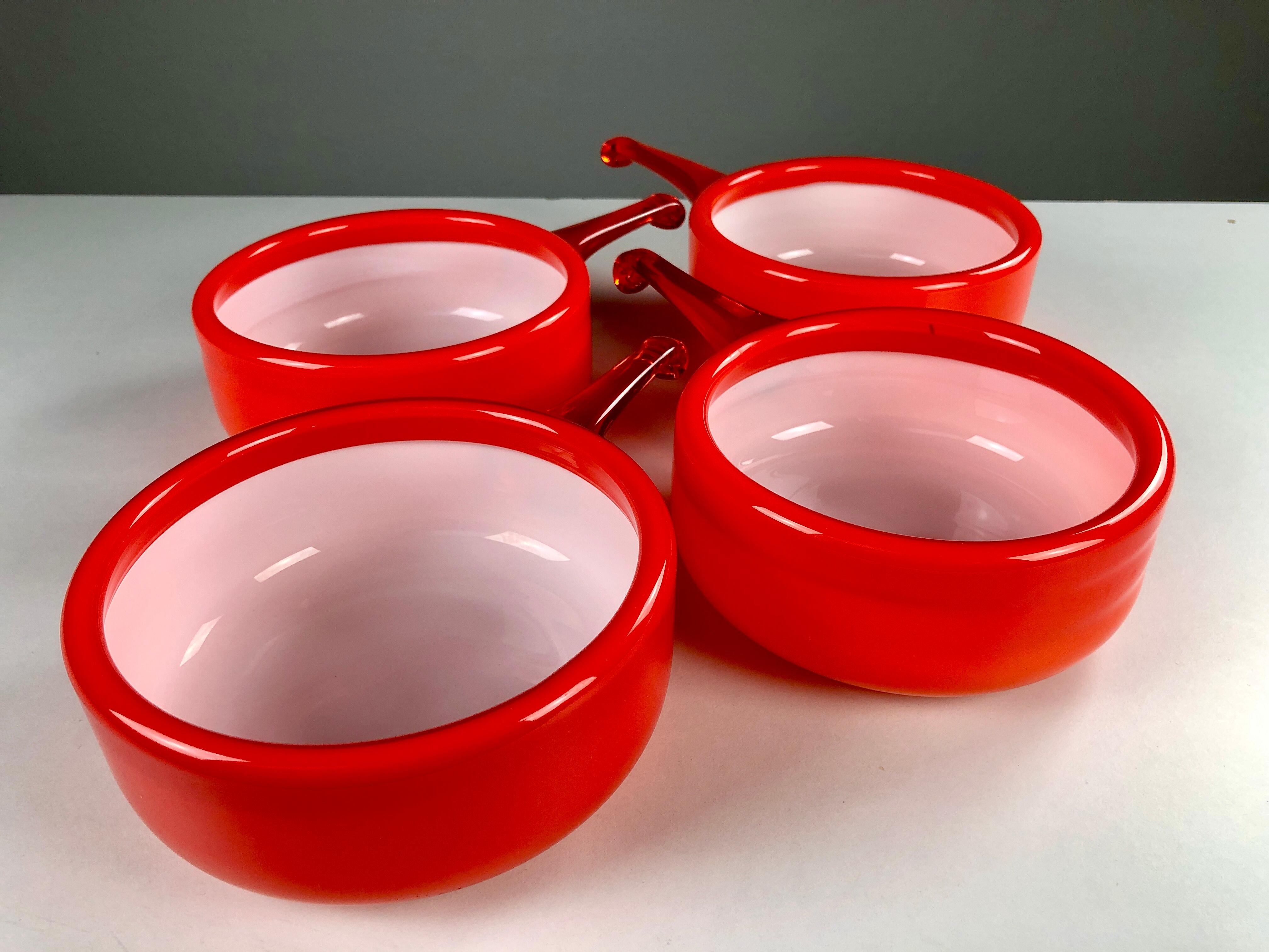 Scandinave moderne Ensemble de quatre bols en verre opale soufflé à la bouche des années 1970 de Michael Bang pour Holmegaard en vente