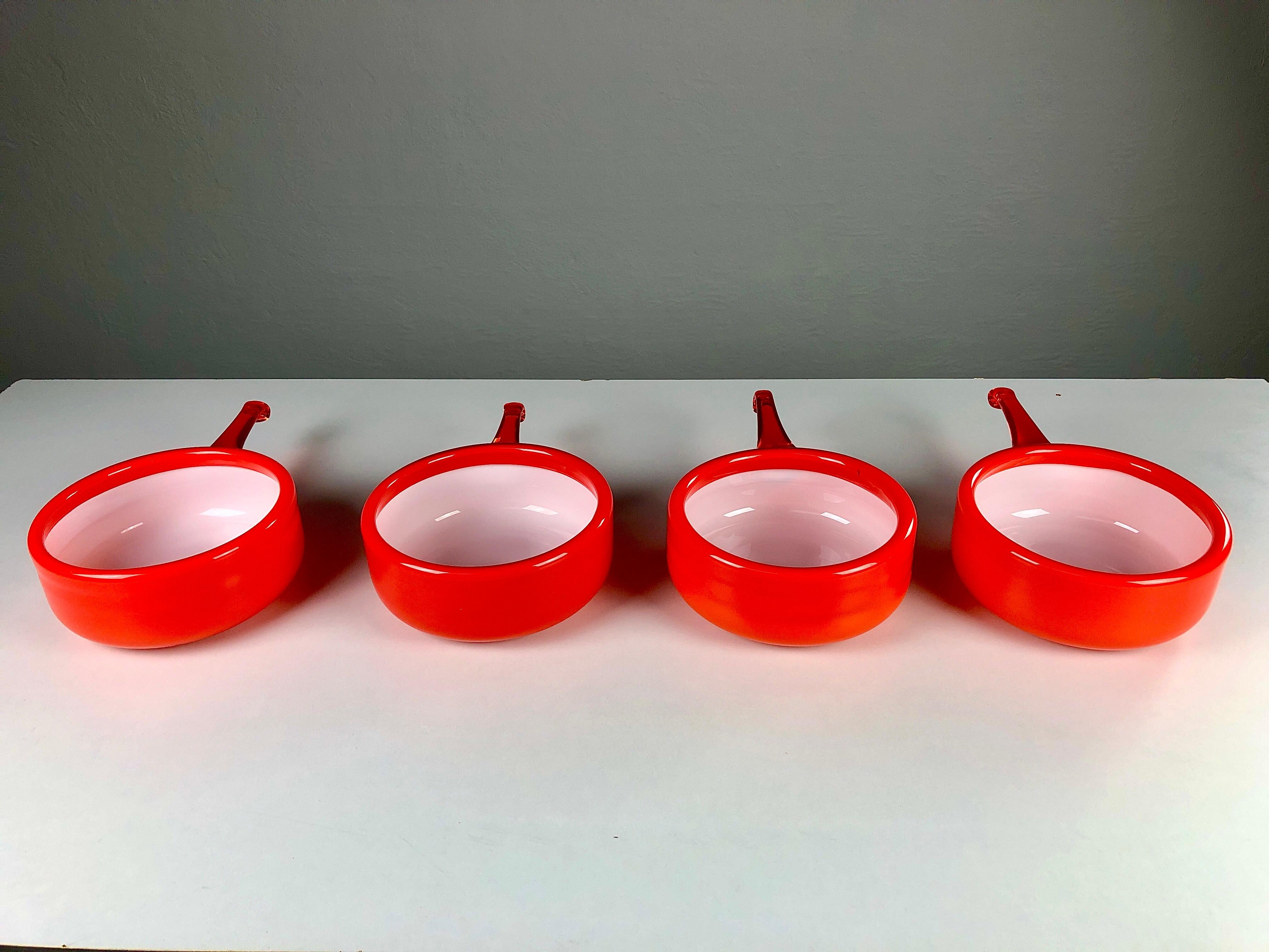 Juego de cuatro cuencos de cristal opalino soplado a mano, años 70, de Michael Bang para Holmegaard Danés en venta